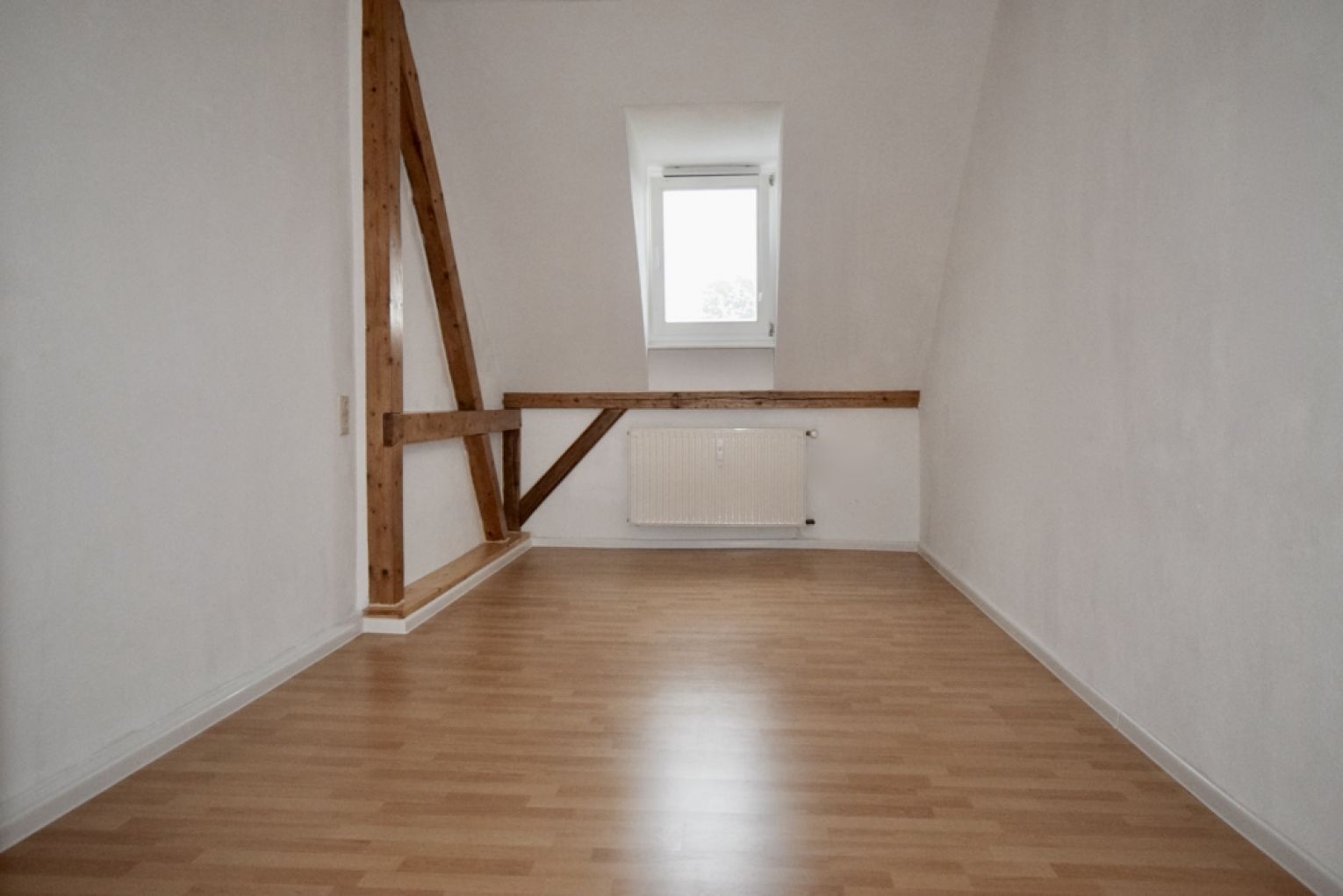 3 Zimmer • Dachgeschoss-Flair • TOP Bad mit Fenster, Dusche & Wanne • Laminat • TOP!