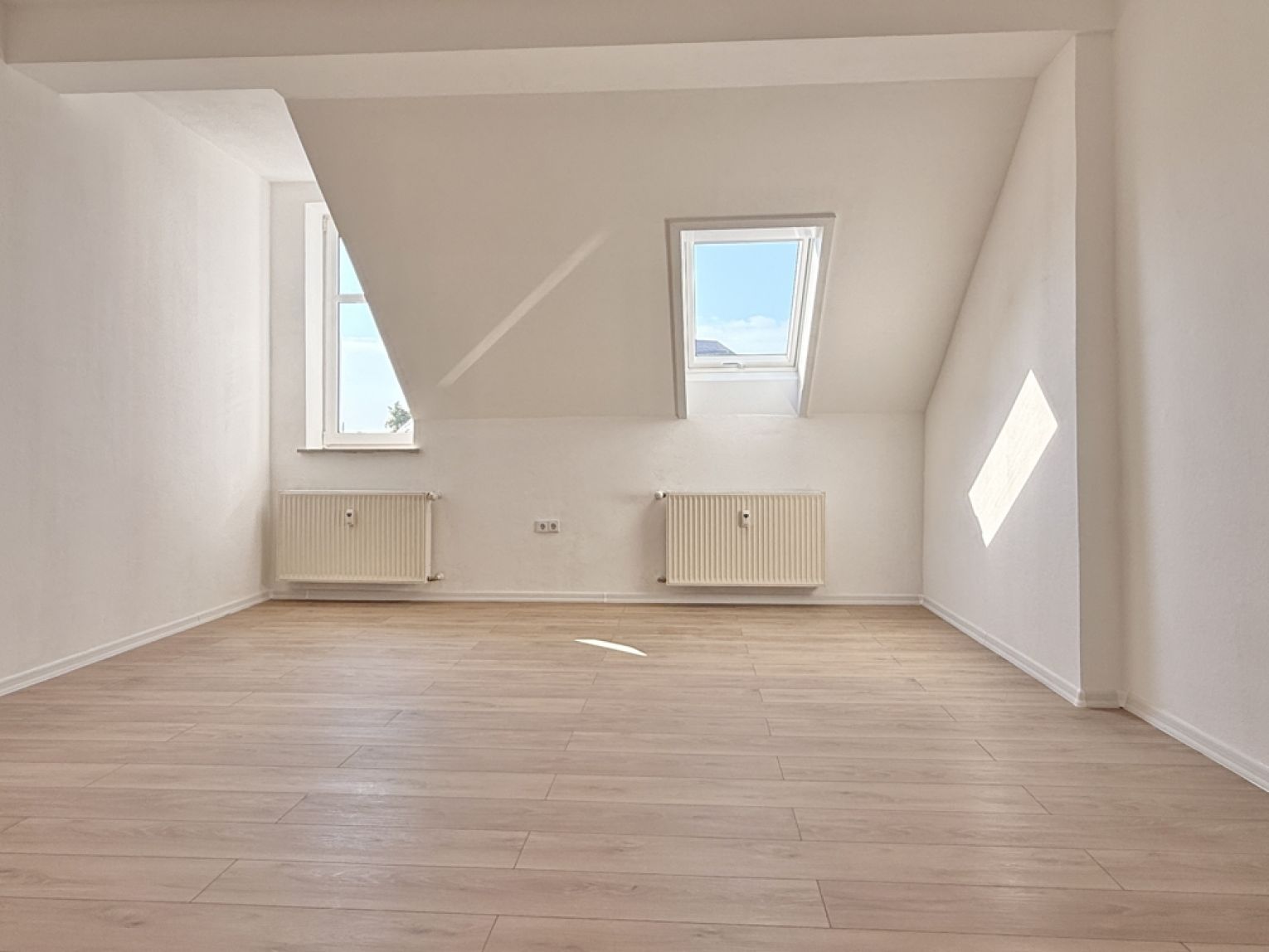 Alles Neu! • 4 Zimmer • offene Küche • Tageslichtbad mit Wanne • Gäste WC • zentrumsnahe Lage