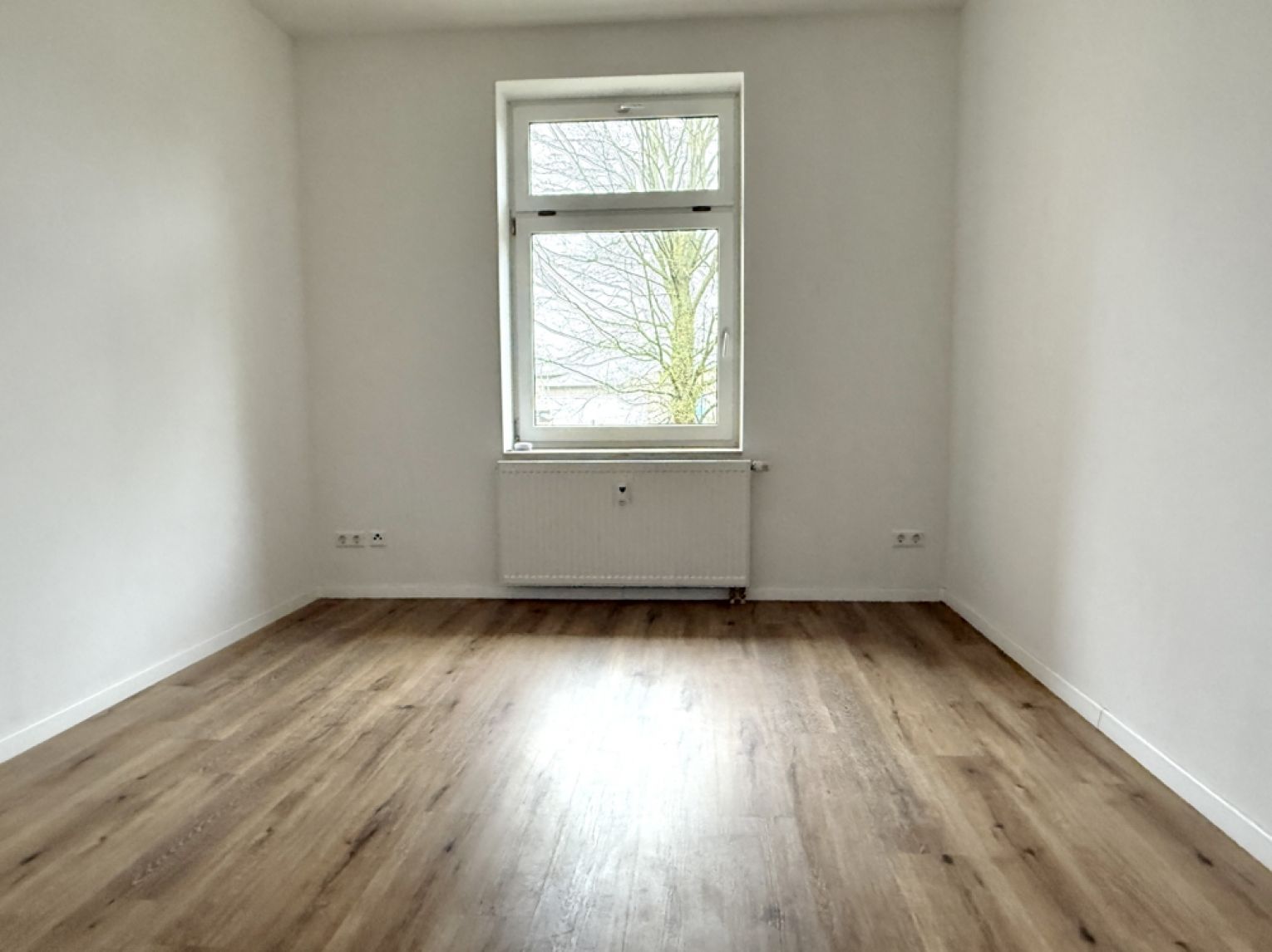 TOP • 5-Zimmer • Balkon • Bad mit Wanne & Dusche • Hochparterre • moderne offene Küche • Stellplatz