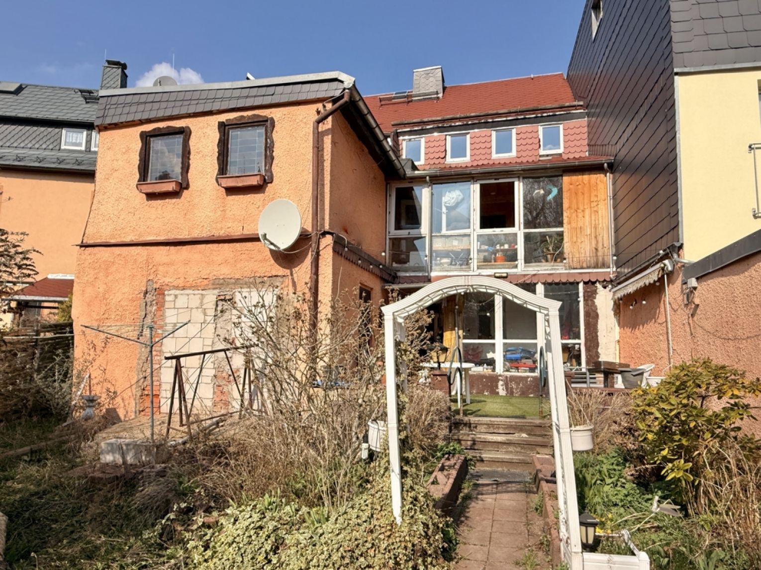 Gute Ausgangsbasis • Reihenmittelhaus • 3 Etagen • viel Platz • sanierungsbedürftig • Garagen