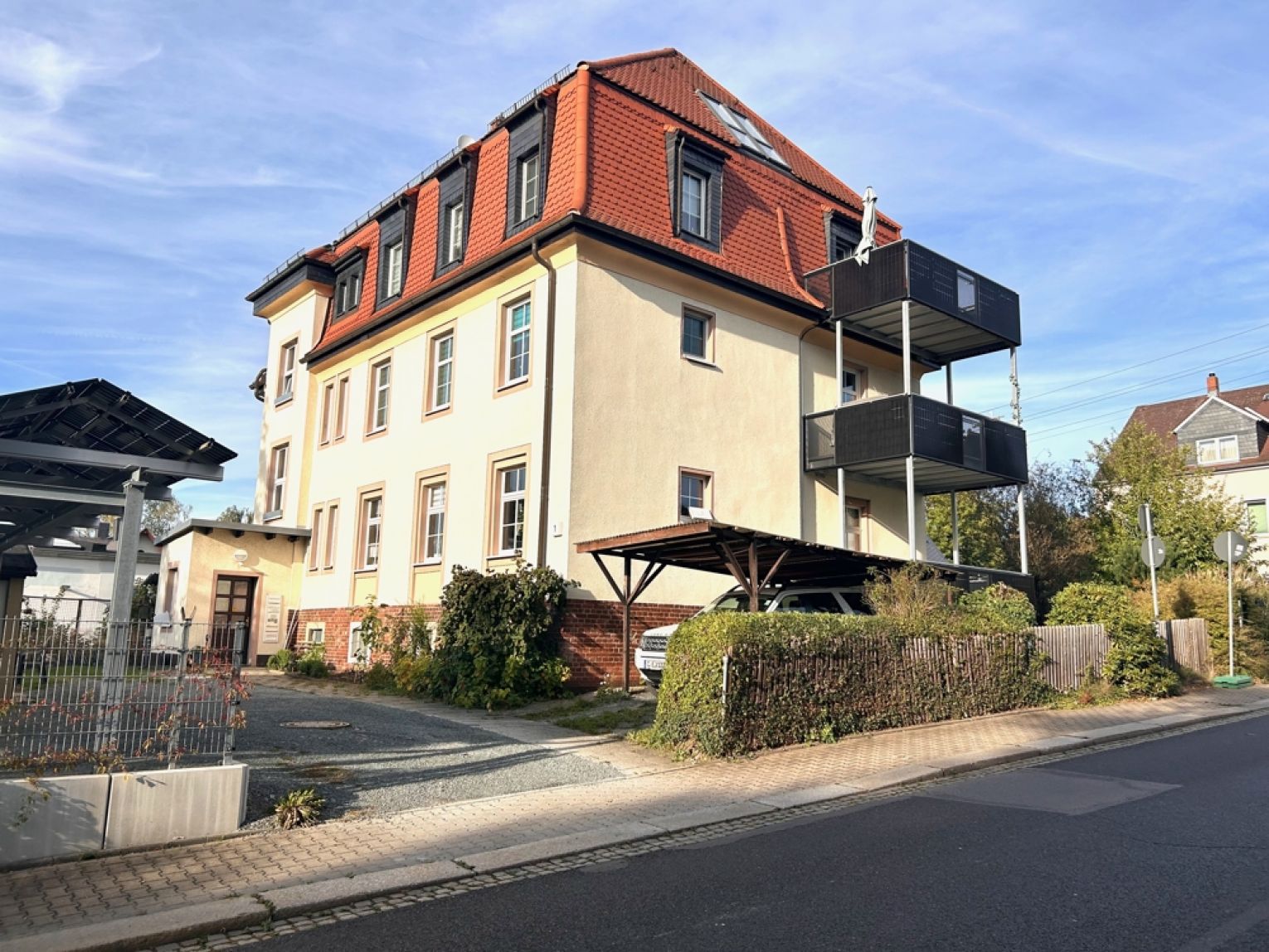 ERSTBEZUG • 4 Zimmer • Dachgeschoss-Wohnung • Balken und Schrägen • mit Carport • in Schönau