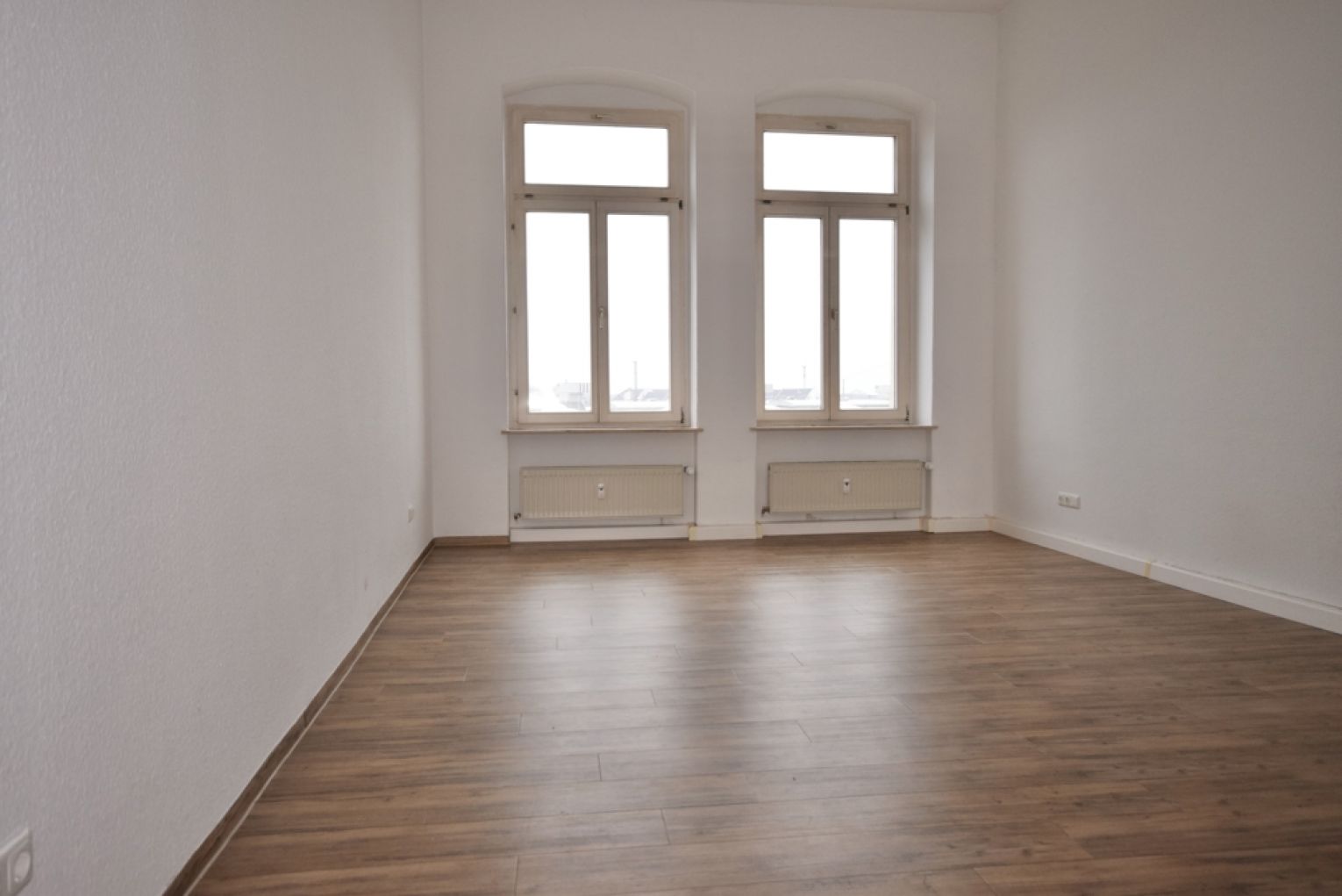 Eindrucksvolle große Räume • Sanitäranlage mit Wanne & Dusche • Laminat • Teeküche • jetzt Mieten