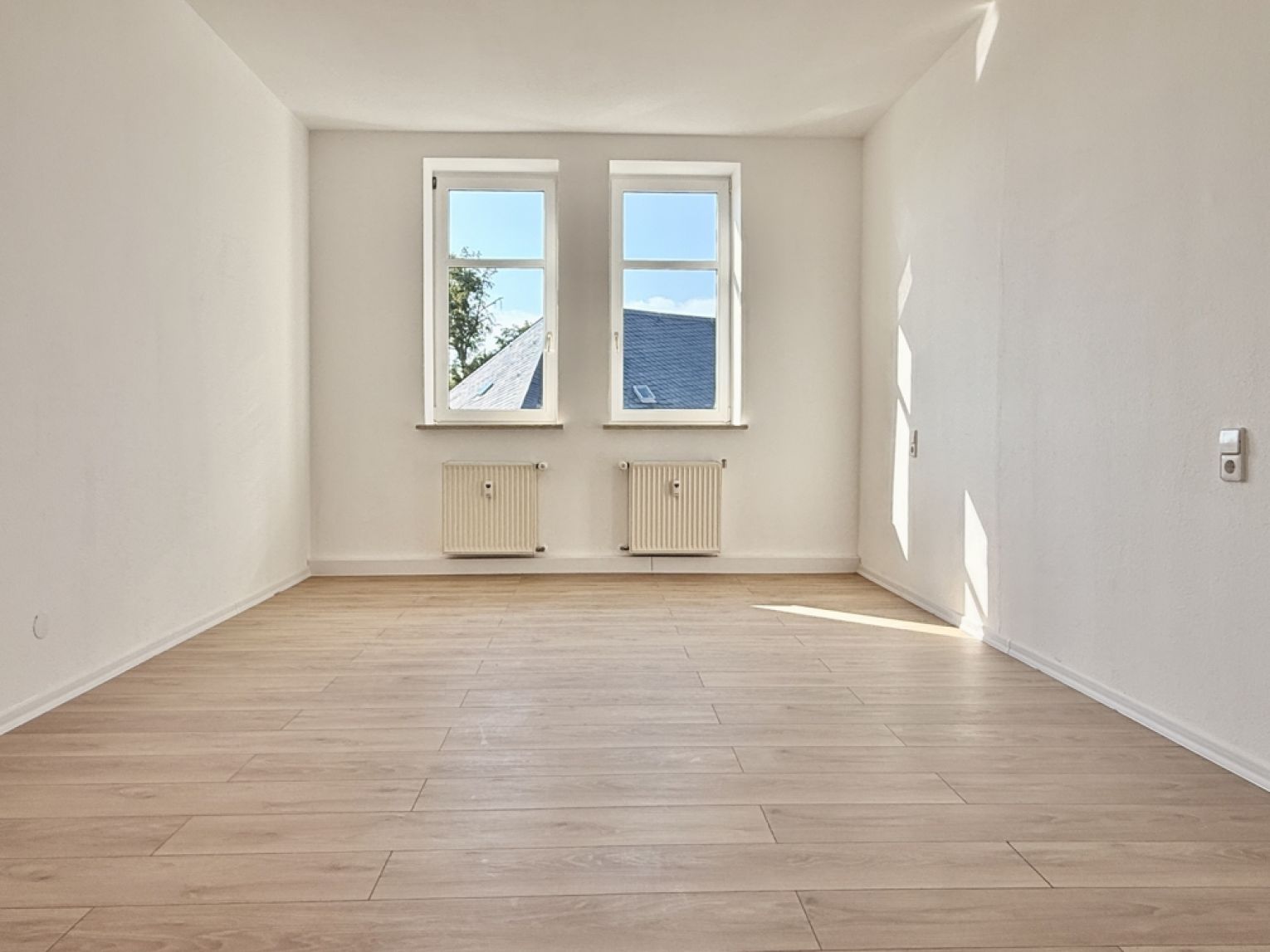 Alles Neu! • 4 Zimmer • offene Küche • Tageslichtbad mit Wanne • Gäste WC • zentrumsnahe Lage