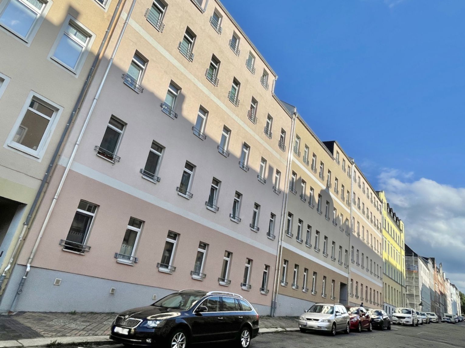 4-Raum • moderne offene Küche • großer Balkon • 2 Bäder mit Wanne+Dusche • Grillplatz • Stellplatz