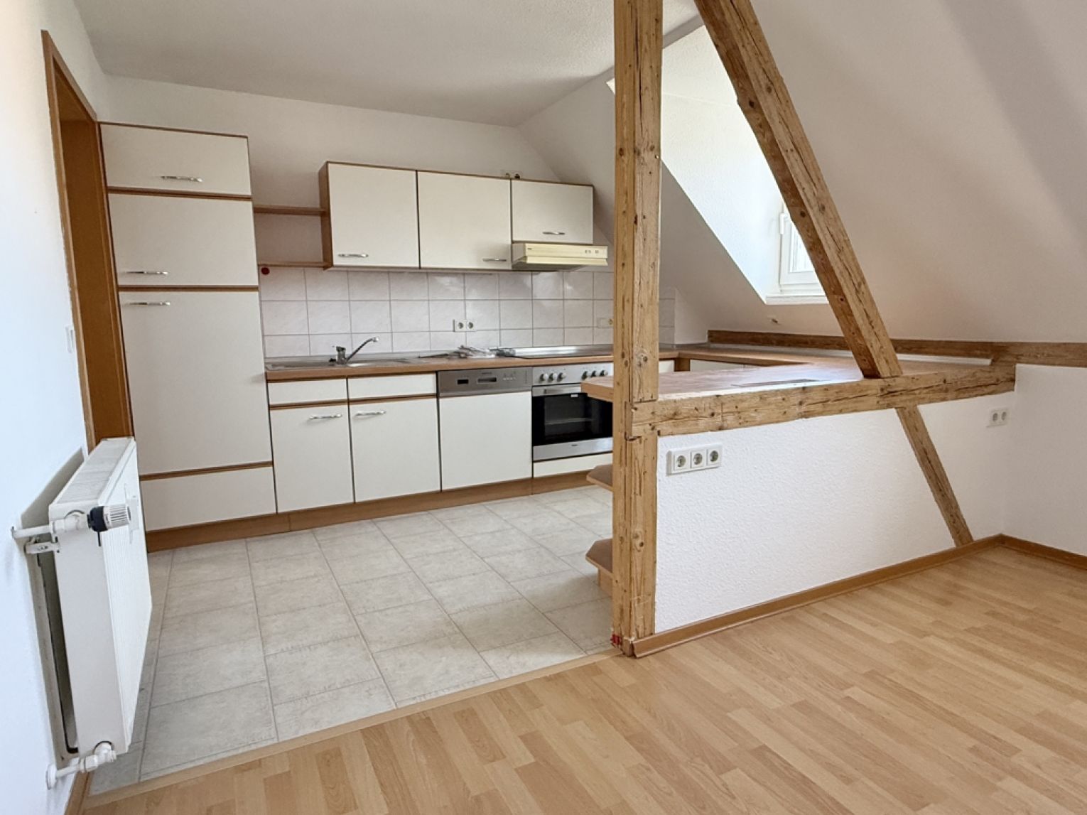 viiiel Platz • 2 Zimmer • Einbauküche • Dusche & Wanne • Tageslichtbad • Dachgeschoss