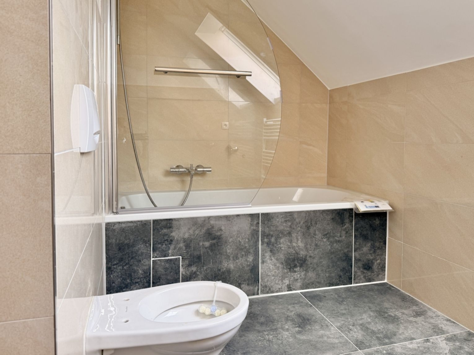 Alles Neu! • 4 Zimmer • offene Küche • Tageslichtbad mit Wanne • Gäste WC • zentrumsnahe Lage