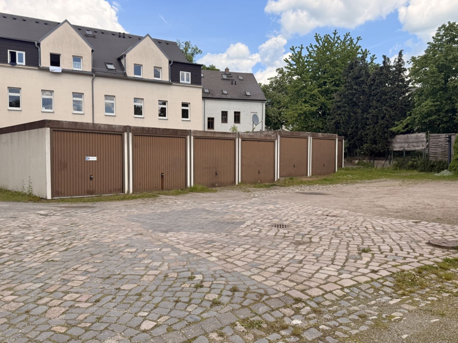 53 qm im Dachgeschoss • Laminat • 2-Zimmer • Einbauküche • Wanne & Dusche • optional teilmöbliert!