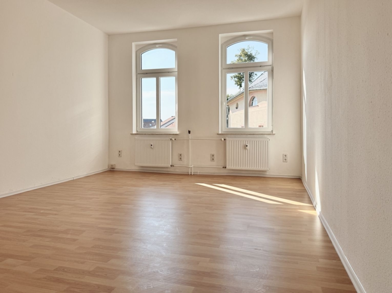 tolle weiße Stil-Echte Türen! • 5 Zimmer • modernes Bad mit Wanne & Dusche • Laminat • Wohnküche 