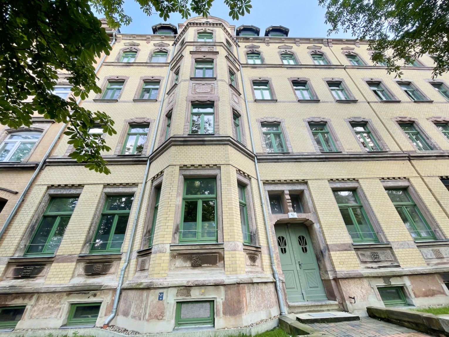 tolles Ambiente • Fussbodenheizung • 2 Zimmer • Sonnenbalkon • Laminat • historische Elemente • TOP!