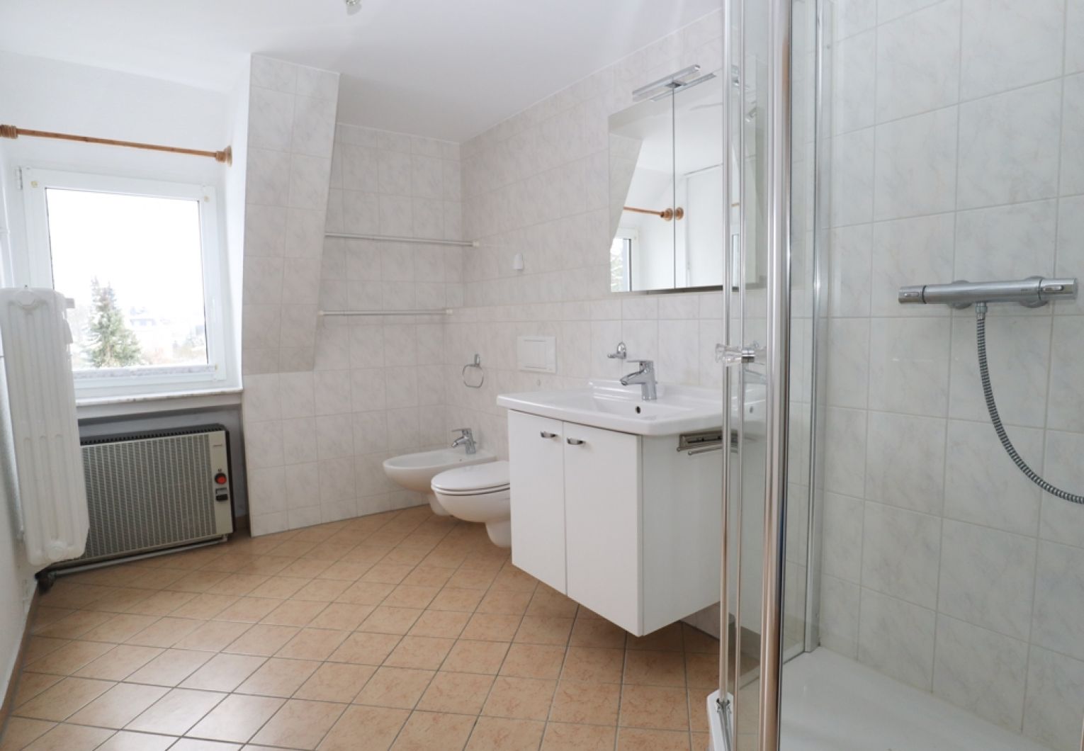 Jetzt mieten • 3 Zimmer • Einbauküche • Bad mit Dusche • Parkett • Garage • in Reichenbrand