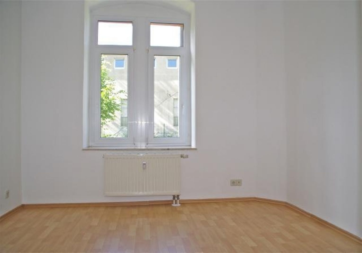 3 Zimmer • Einbauküche • Laminat • Grüner Innenhof • toller Grundriss • Hochparterre • ANSCHAUEN !?