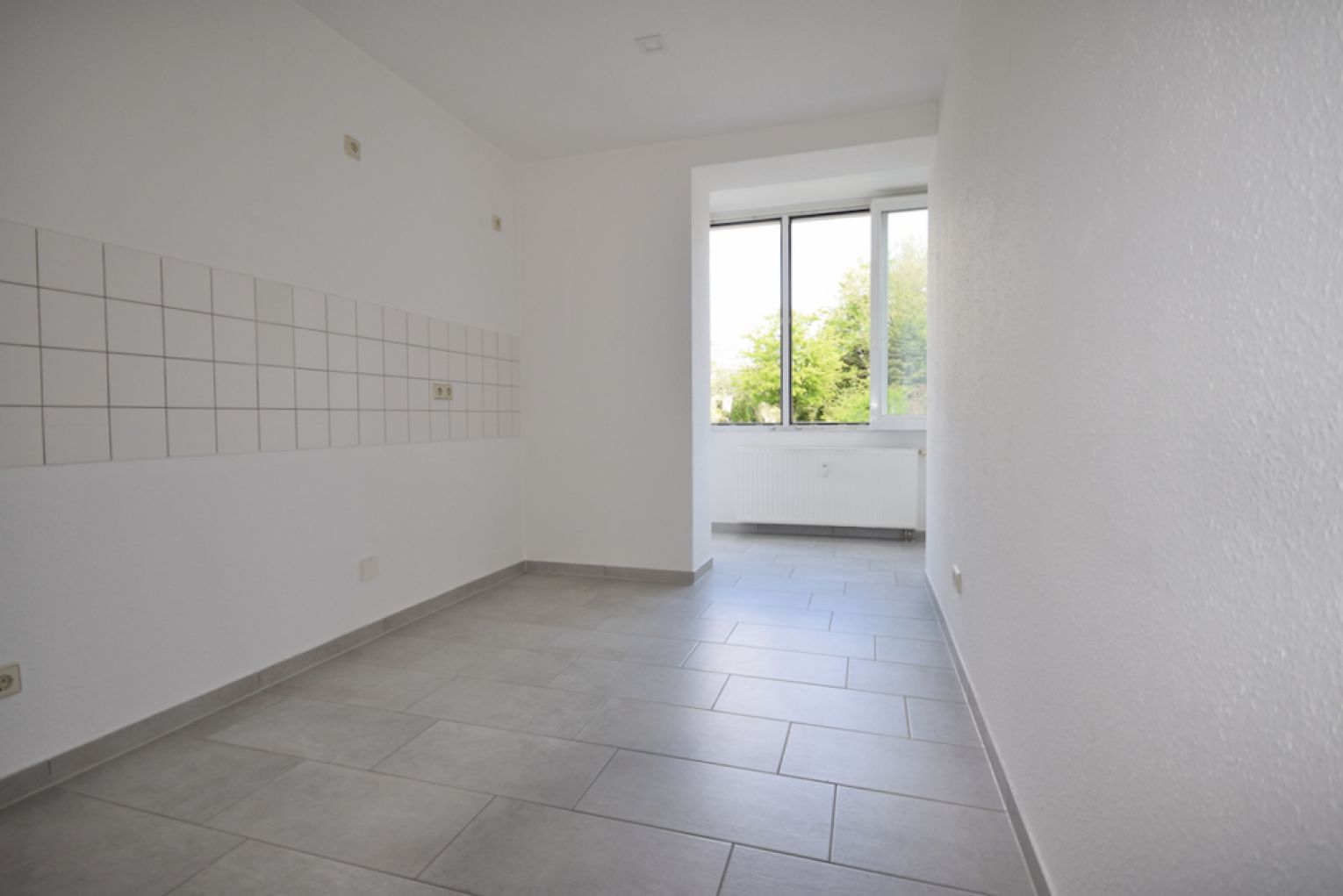 3-Zimmer Wohnung • renoviert • Balkon •  Bad mit Wanne und Fenster • Laminat • gleich anschauen!?