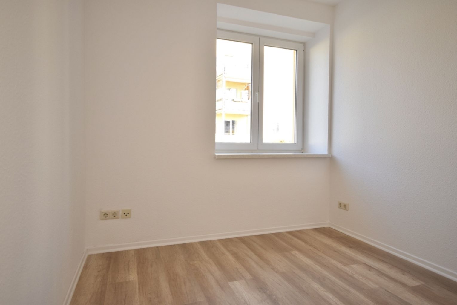 3 Zimmer • Südbalkon • modernes Laminat • Hochparterre • Stellplatz • Fussbodenheizung • TOP!