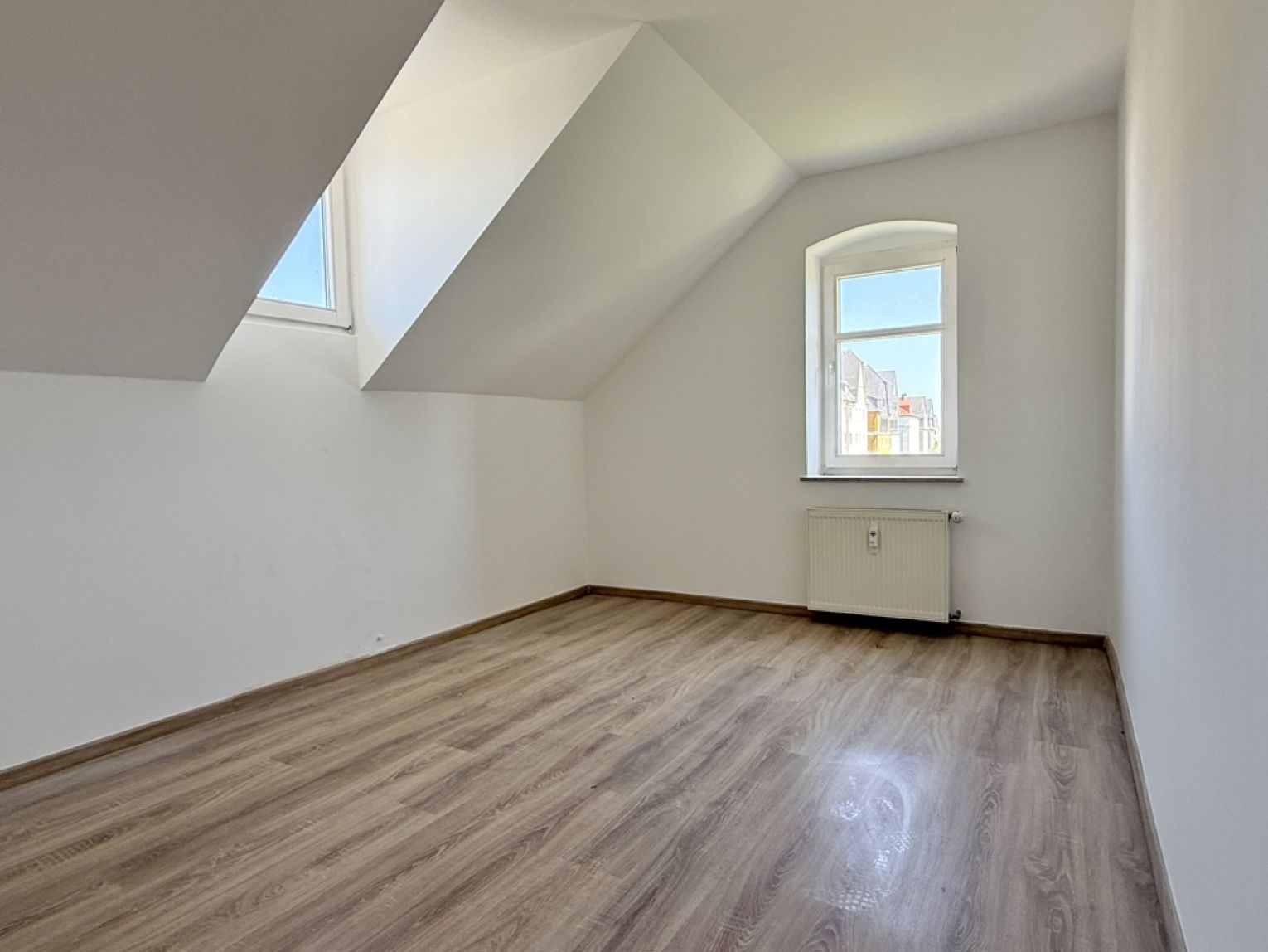 2 Raum • alles NEU • moderner Grundriss • Dachgeschoss • ruhige Lage • Stellplätze • mal anschauen ?