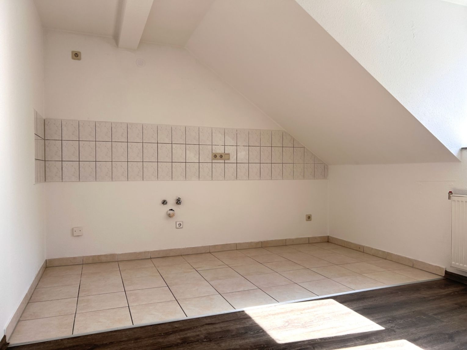 2-Zimmer Wohnung • Kaßberg • Wanne • Chemnitz • Dachgeschoss • Singlewohnung • Mieten!!
