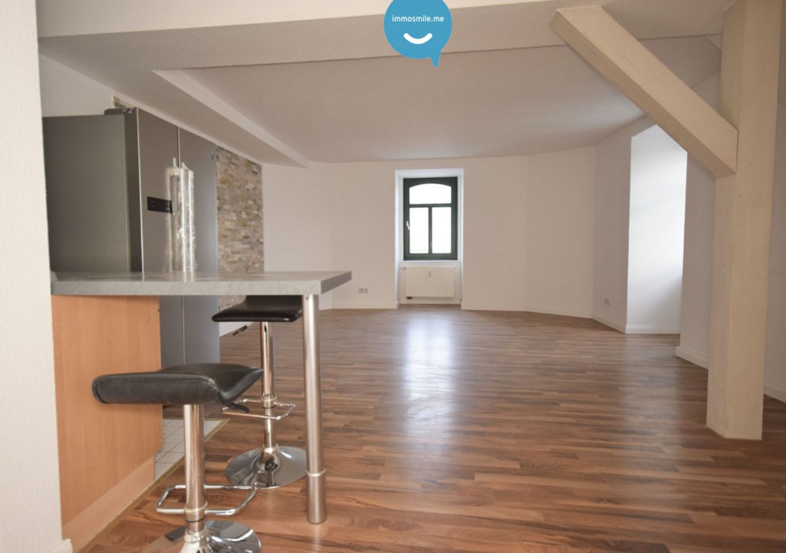 Laminat • 2 Zimmer • schicke Dekortapete • Einbauküche • offene Küche am Wohnzimmer • jetzt ansehen?