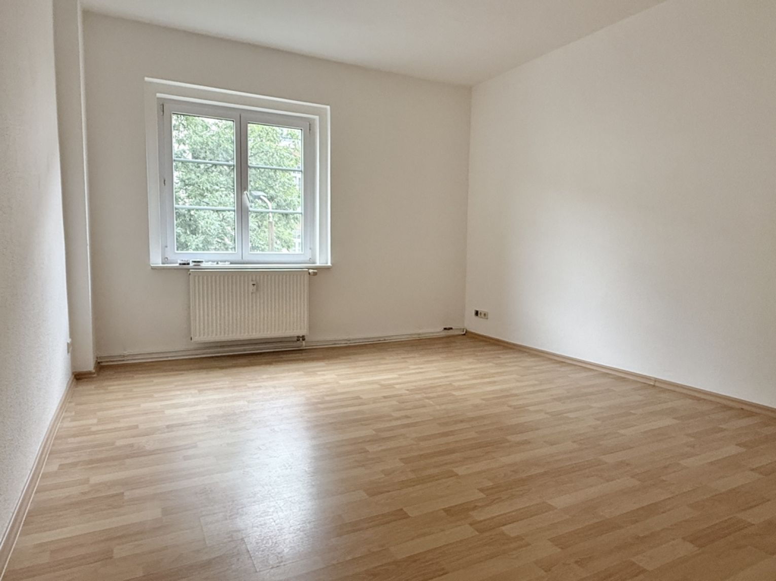 2-Zimmer Wohnung • Einbauküche • Laminat • Tageslichtbad mit Wanne • Stellplatz • Kaßberg • TOP