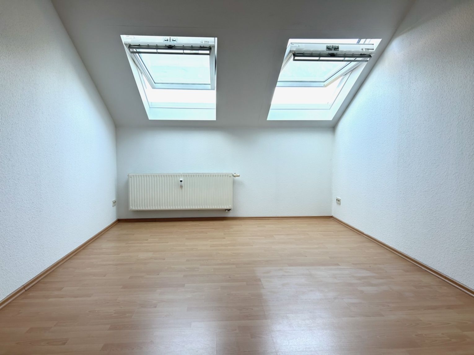 3 Zimmer • große Räume • Altendorf • neue Einbauküche • Stellplatz möglich • Chemnitz • zur Miete