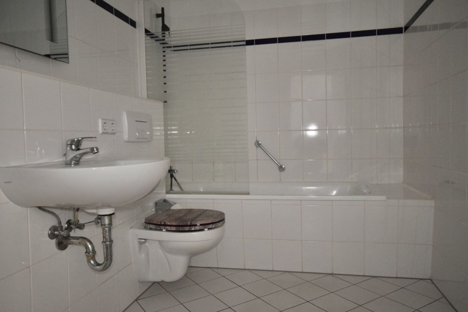 Kaßberg • 3 Zimmer • Balkon • Parkett • Bad mit Wanne • Aufzug • Dachgeschoss-Flair • Anschauen !?