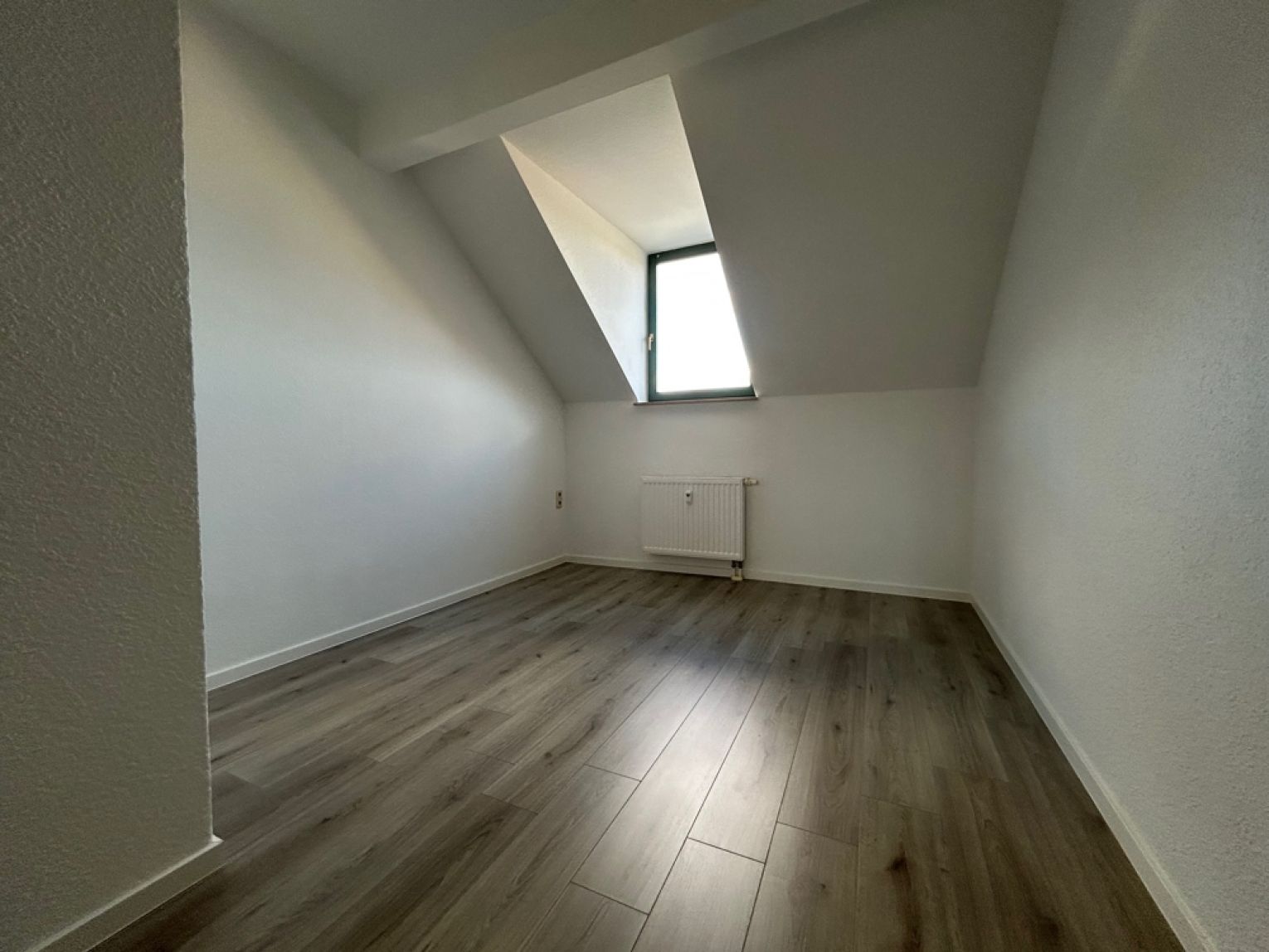 2 Zimmer • Schlosschemnitz • Dachgeschoss • schick und neu • Einbauküche • MIETEN