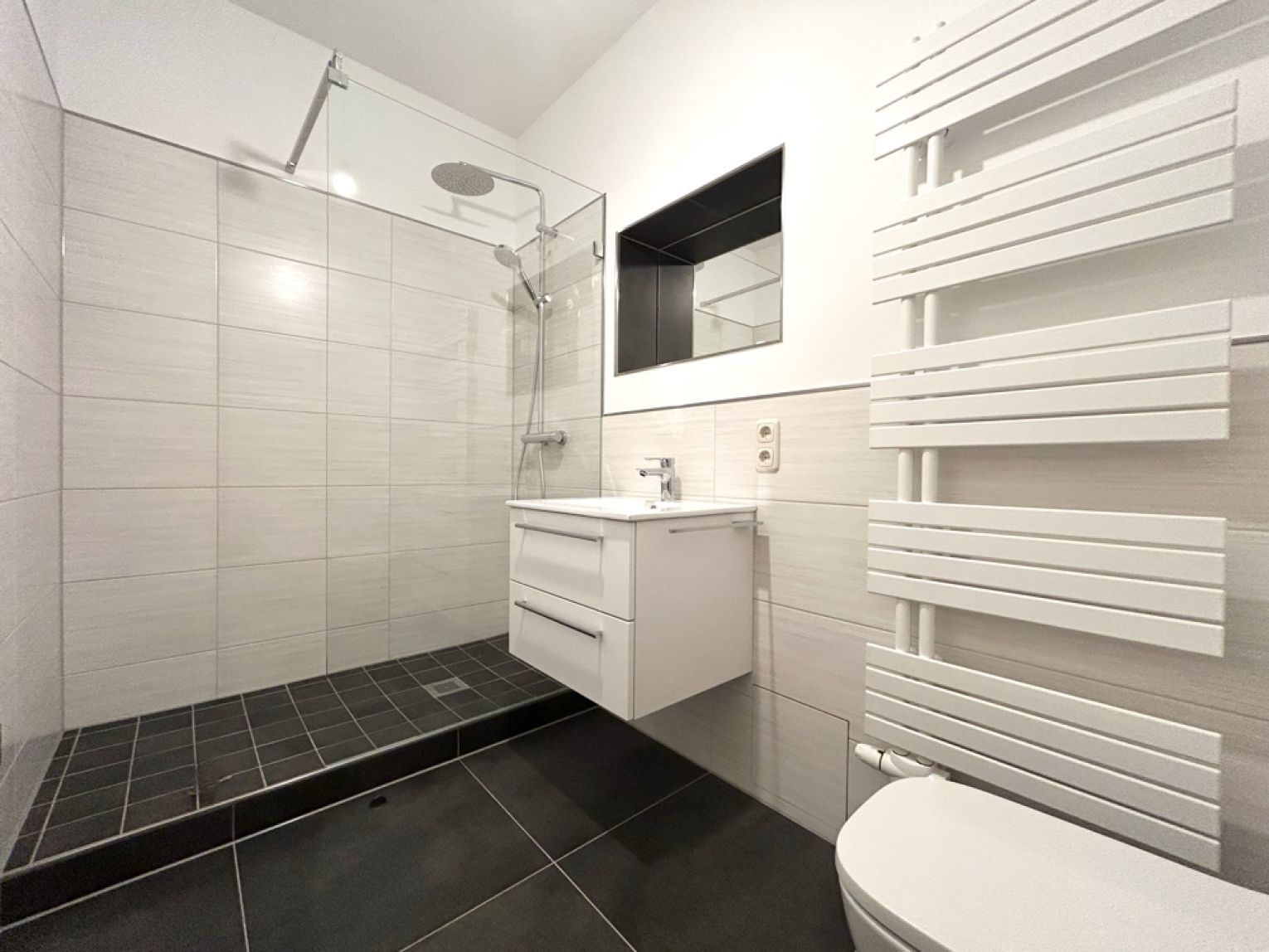 Neukirchen • am Wasserschloss • 2-Zimmer • mit Balkon • Stellplatz • alles NEU • jetzt MIETEN