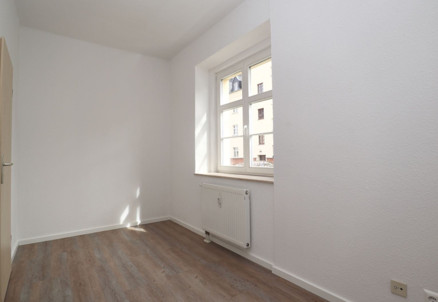 2-Raum Wohnung • Balkon • Tageslichtbad mit Wanne • neuer Boden• ruhige Lage • Gablenz