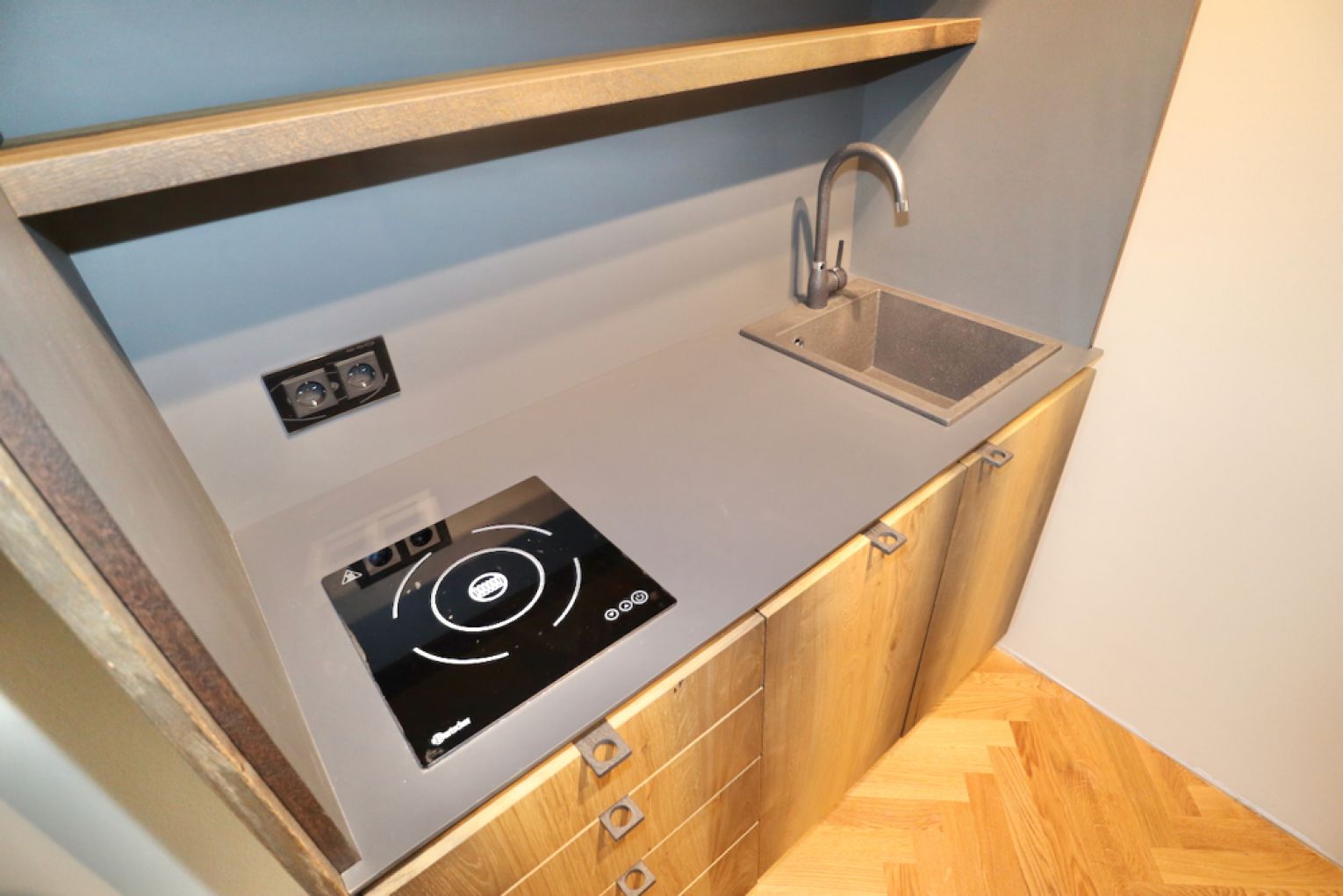 1 Zimmer • Luxus • möbliert • am Wasserschloss • mit Balkon • direkt mieten und einziehen 