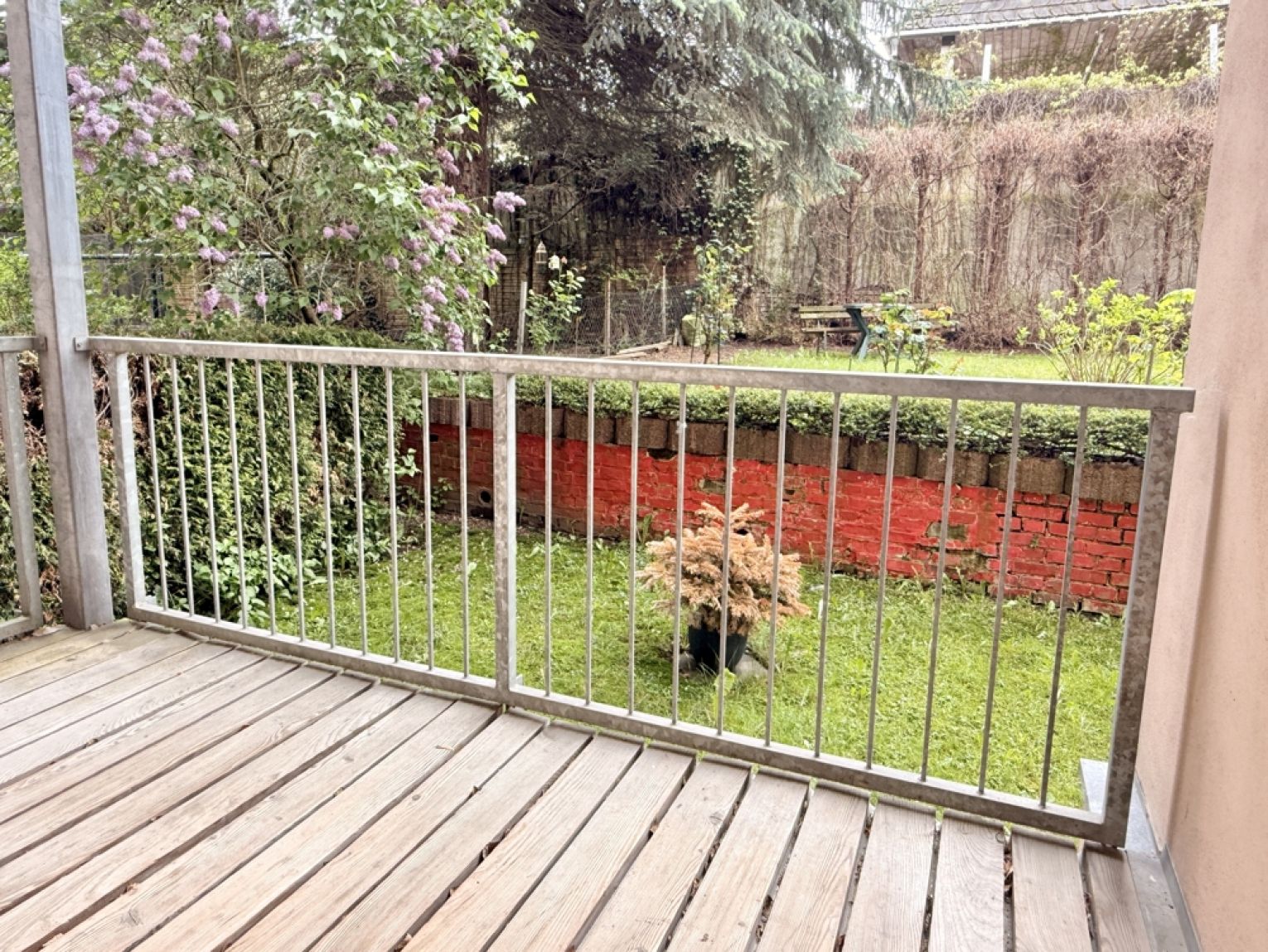 3-Zimmer-Hochparterre • Kassberg • Balkon • schickes Laminat • Bad mit Wanne •  • mal Anschauen !?