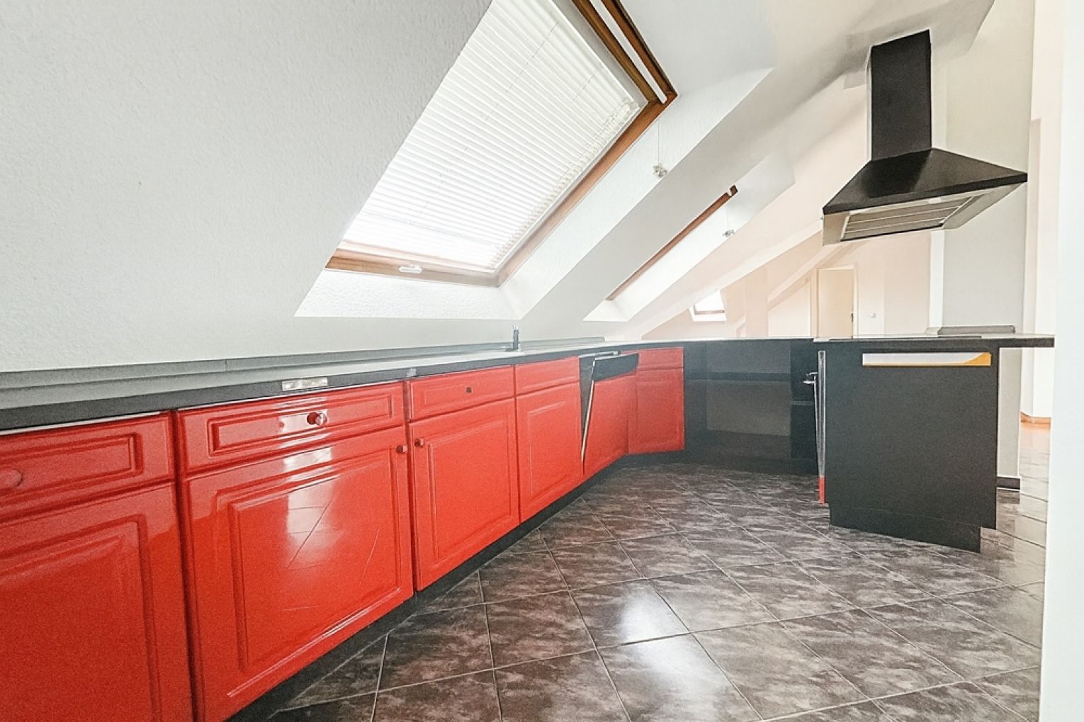 2,5-Raum Wohnung • Einbauküche •mit Balkon • Kaßberg • Dachgeschoss • Mieten • Termin vereinbaren