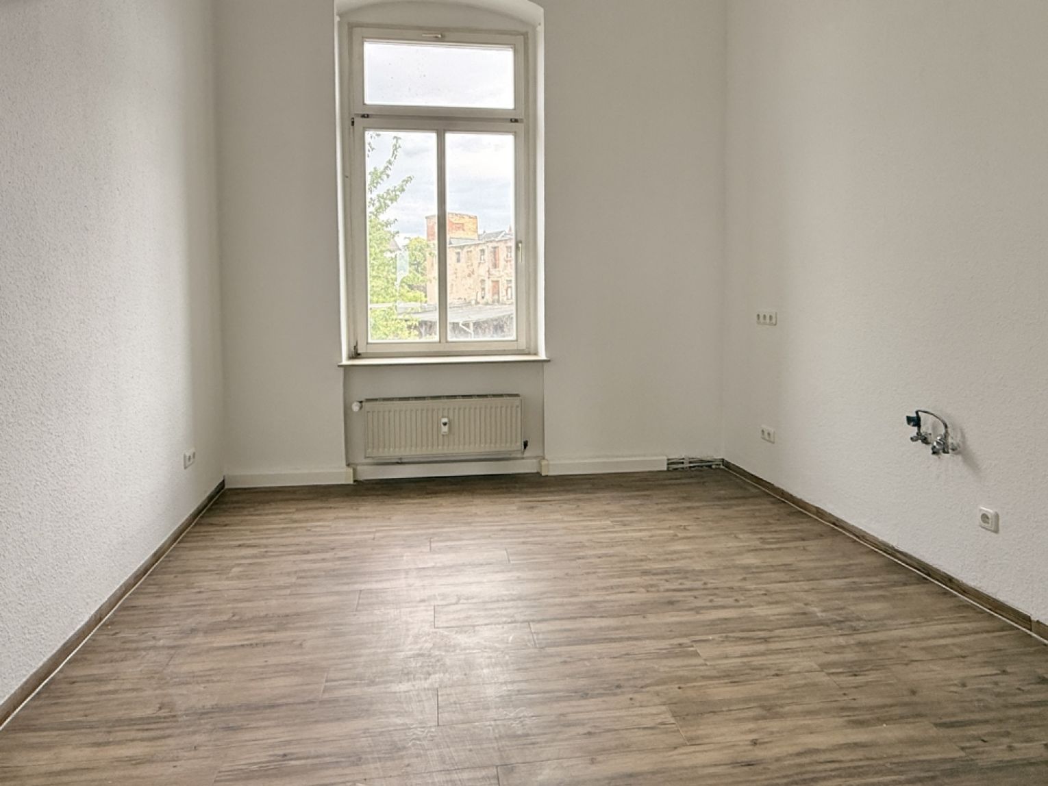 Eindrucksvolle große Räume • Sanitäranlage mit Wanne & Dusche • Laminat • Teeküche • jetzt Mieten