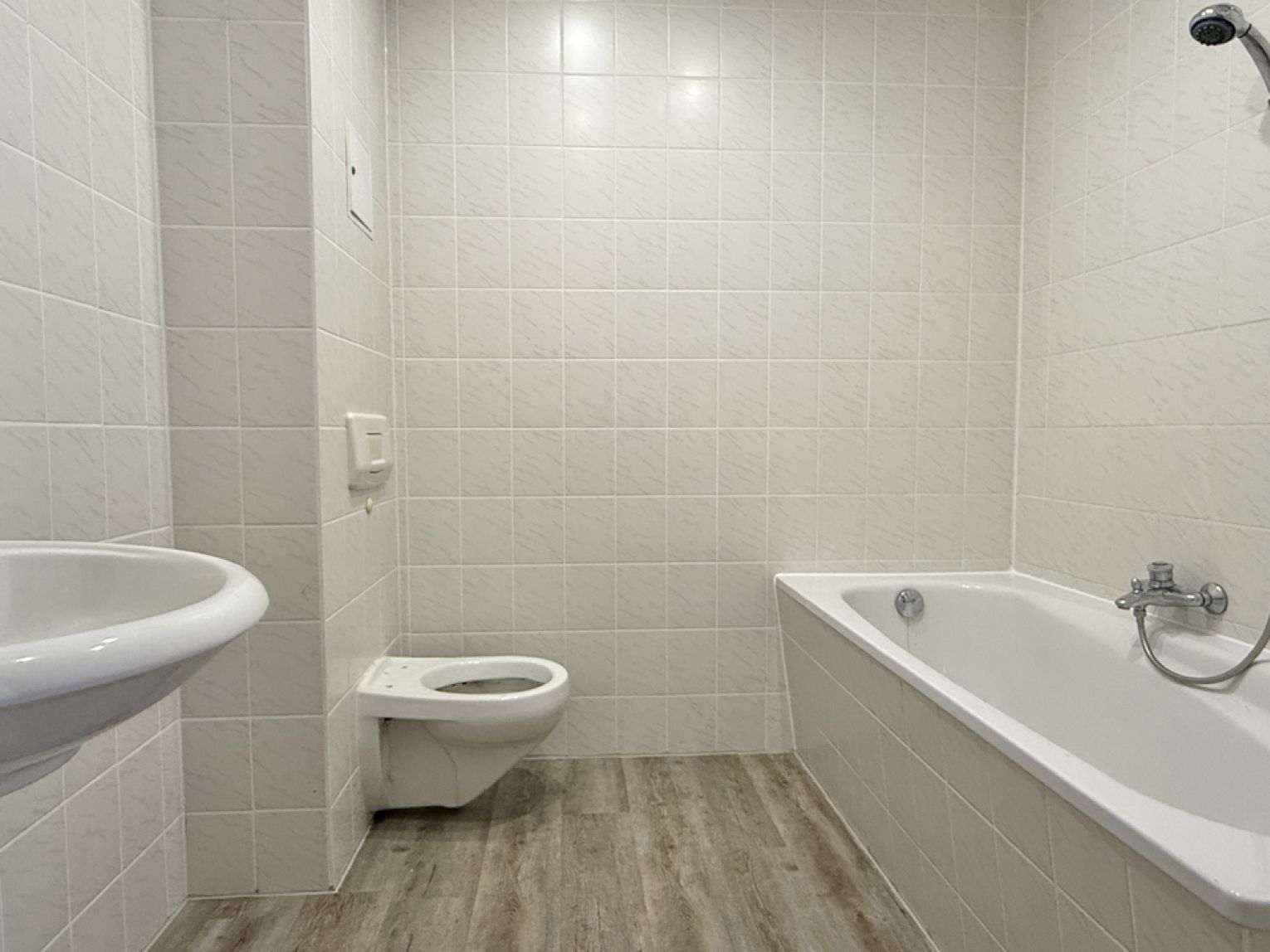 3-Raum Wohnung • frisch renoviert • Bad mit Wanne • Stellplatz • Dachschrägen • Termin vereinbaren?