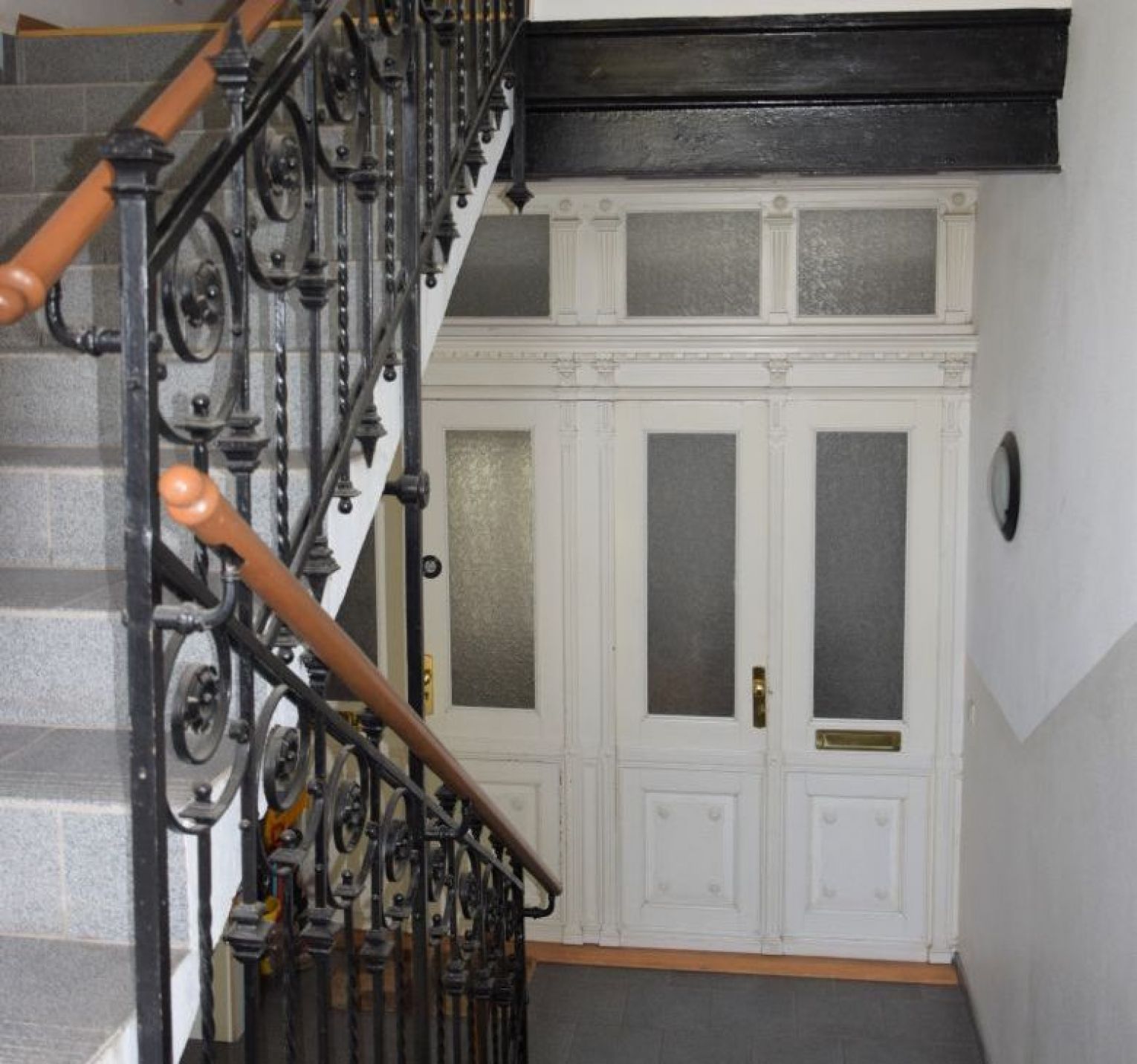 3-Zimmer • Kaßberg • Sonnenbalkon • Park vor der Haustür • tolles Laminat • Neues Bad mit Wanne