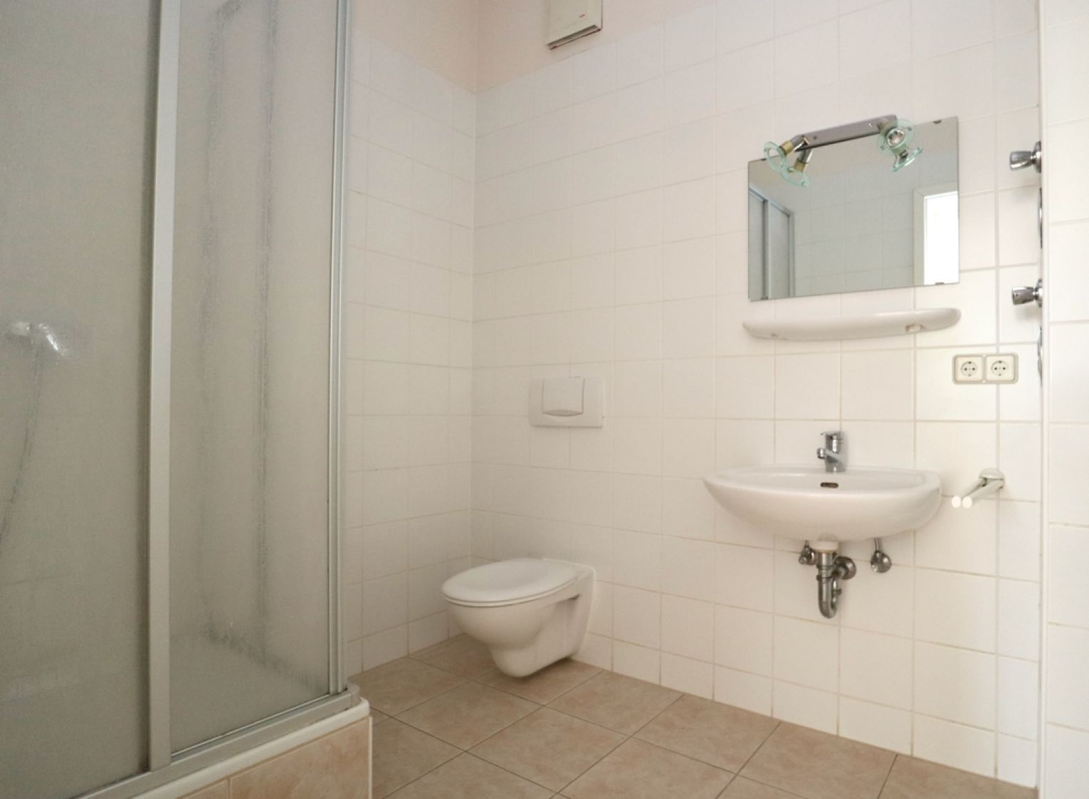 3-Raum Wohnung • 2 Bäder • Parkettboden • Kaßberg • zur Miete • große Räume • besichtigen