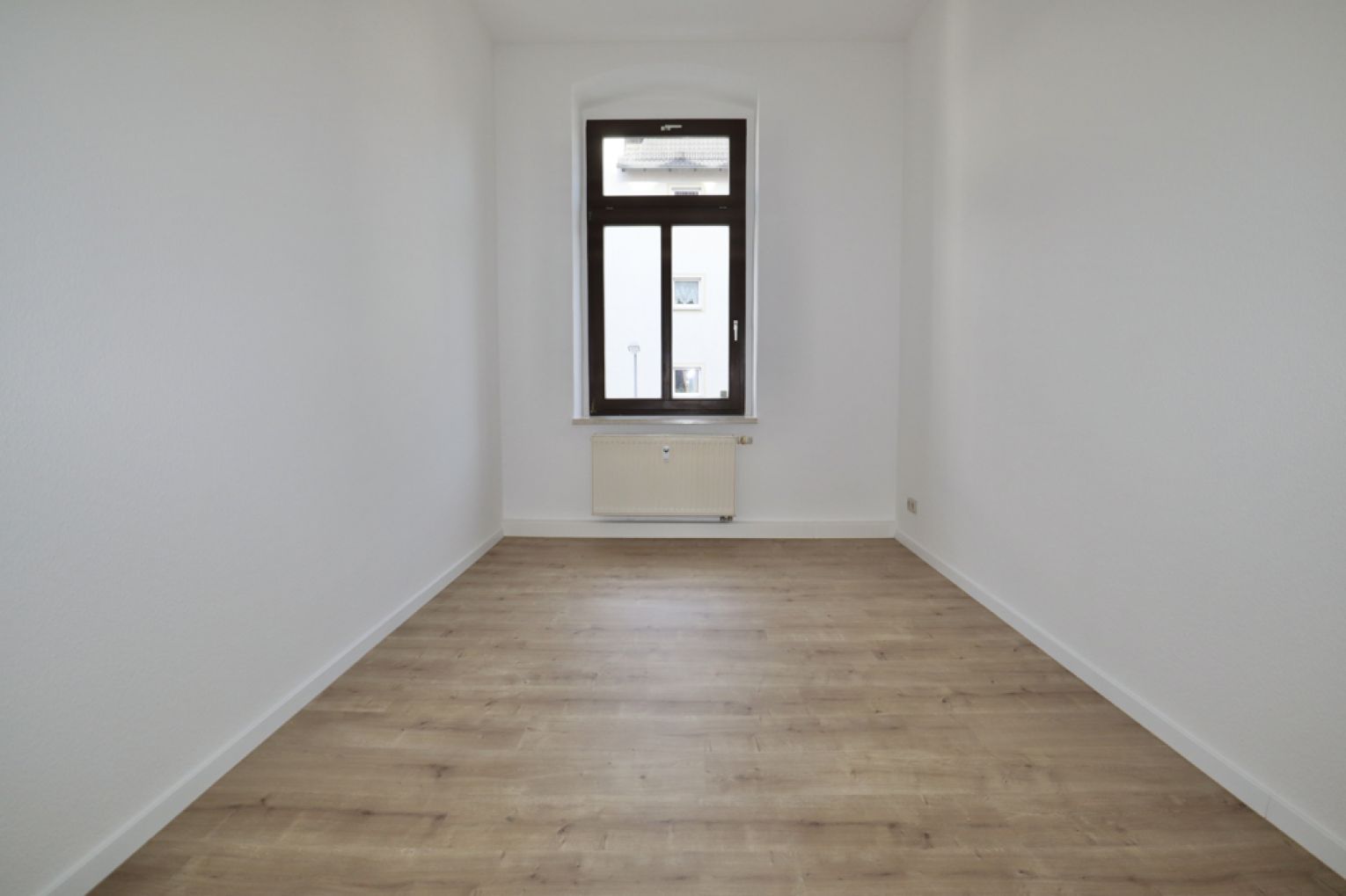 Sonnenberg • 3-Zimmer • Mietwohnung • Einbauküche • in Chemnitz • neues Laminat • modern • ruf an!