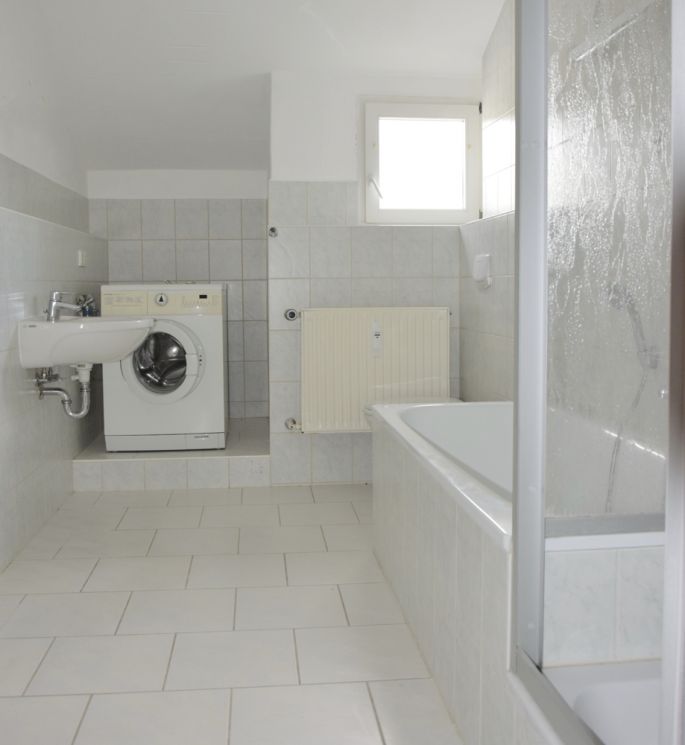 viiiel Platz • 2 Zimmer • Einbauküche • Dusche & Wanne • Tageslichtbad • Dachgeschoss