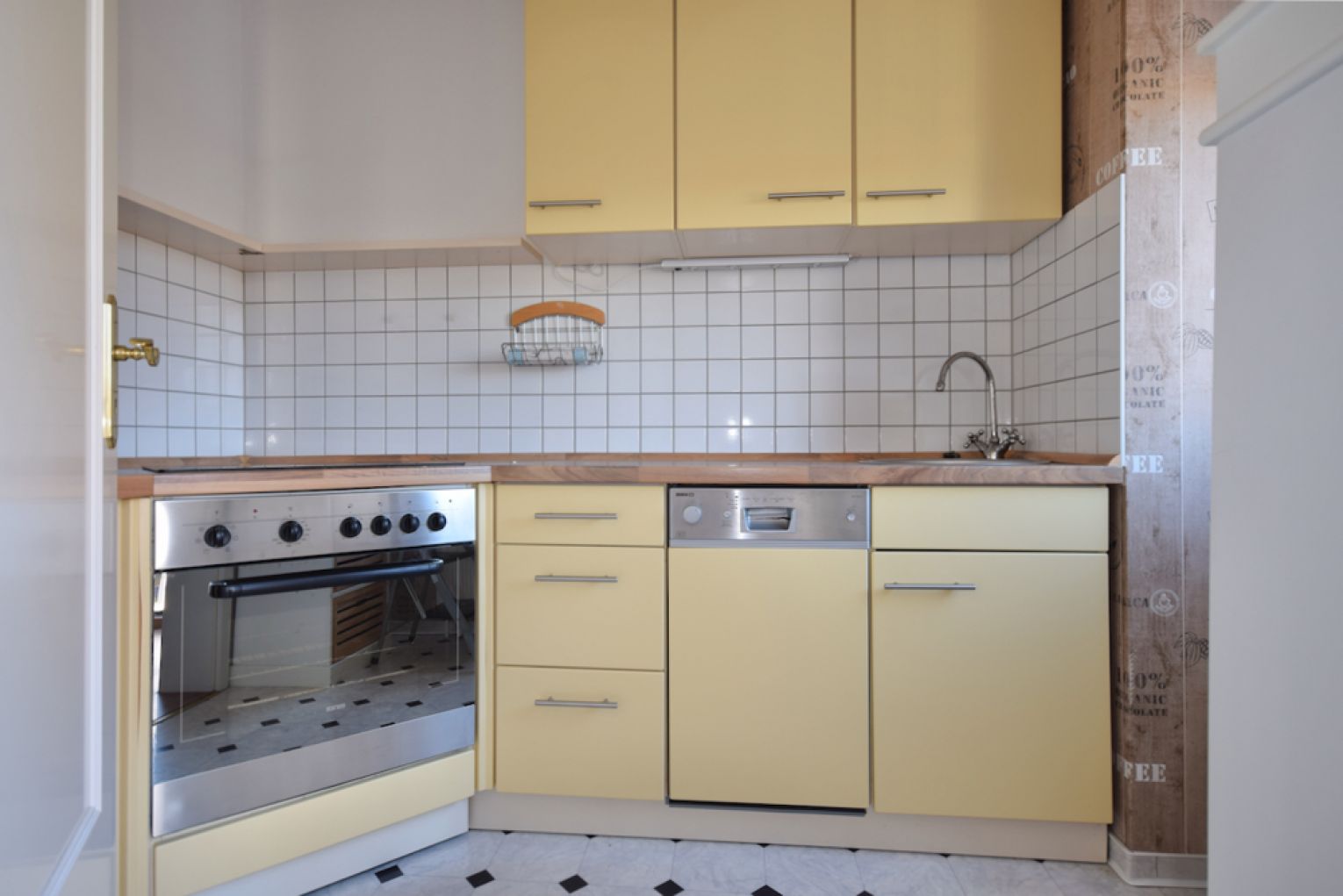 Tipi-Topi • Dachgeschoss • 3-Zimmer • Balkon • Abstellraum • Laminat • Bad mit Wanne • ANSCHAUEN !