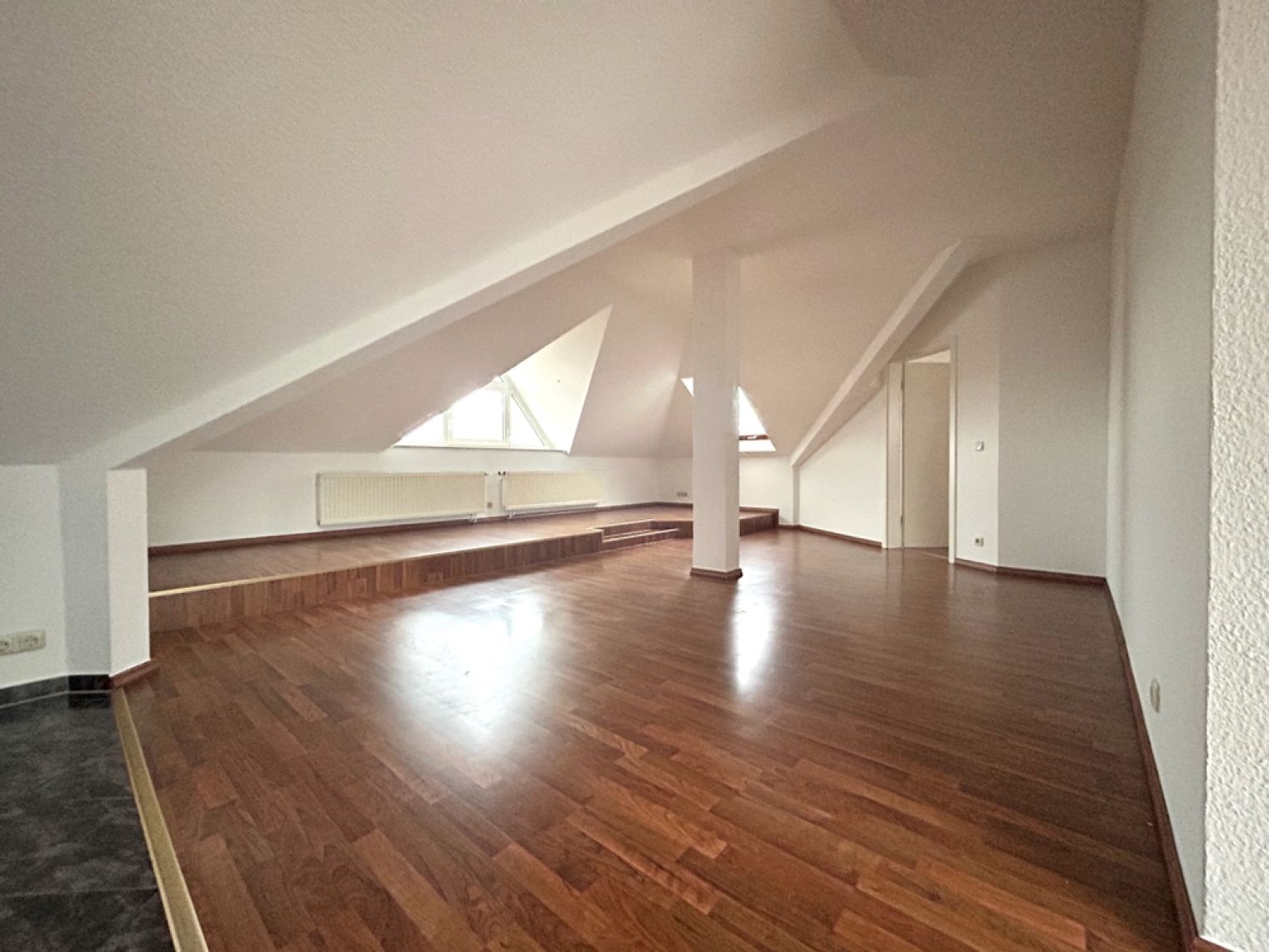 2,5-Raum Wohnung • Einbauküche •mit Balkon • Kaßberg • Dachgeschoss • Mieten • Termin vereinbaren