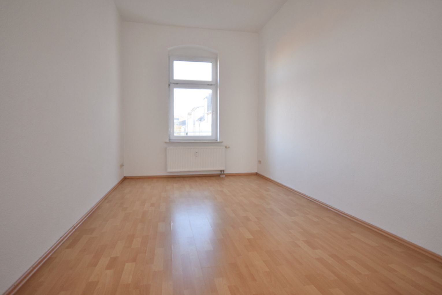 Uninah • 4 Zimmer • modernes Tageslichtbad mit Dusche • sonnig • Laminat • jetzt zugreifen !