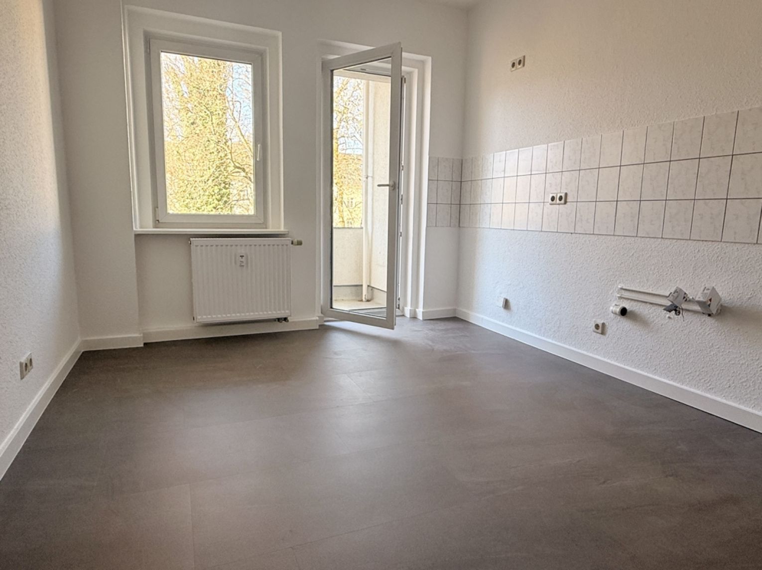 2 Zimmer • Balkon • Tageslichtbad mit Wanne • renoviert • Sonnig • Stellplatz • Besichtigungstermin