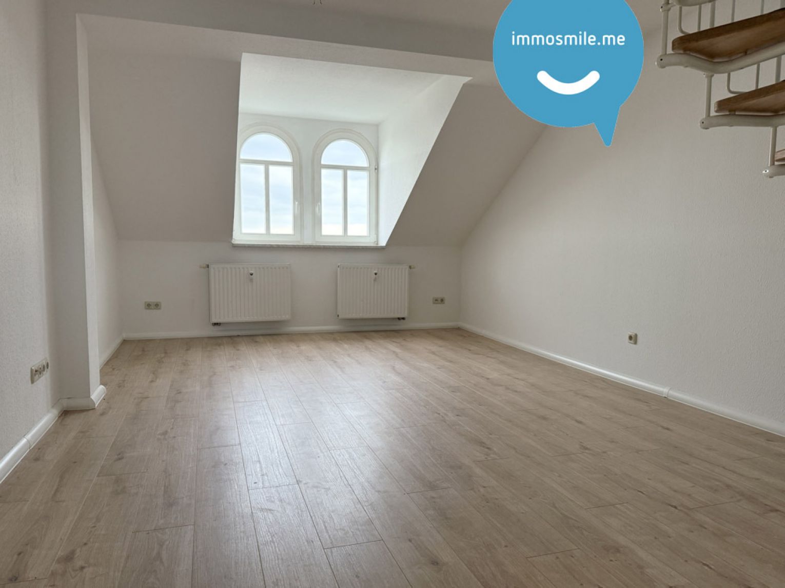 Mal was Anderes • 2 Zimmer • neues Laminat • offene Küche • Haus mit Aufzug • Balken-Flair • TOP!