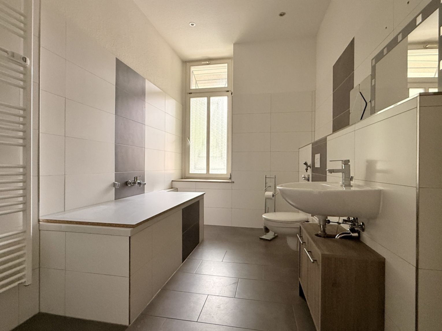 Tolles Ambiente • 5 Räume • Sanitäranlage mit Dusche • Stuck • Portaltüren • Kanzlei? • Büro?