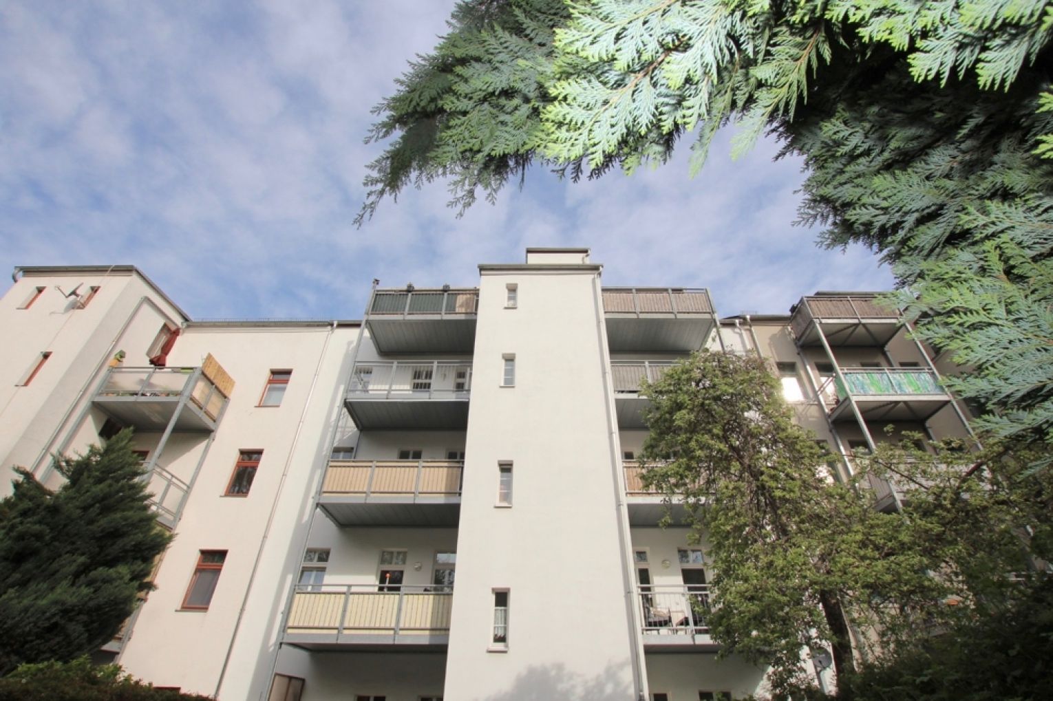 2 Zimmer • Bad mit Wanne, Dusche und Fenster • großer Balkon • modernes Laminat • in Hilbersdorf