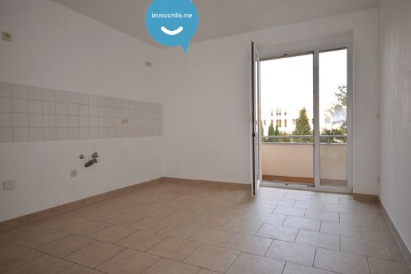 2-Raum • neues Laminat • Bad mit Wanne und Dusche optional • Balkon • Fussbodenheizung • Energie C!
