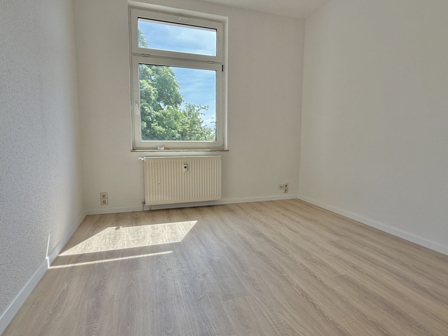 Einbauküche • Balkon • 3-Raum • modernes Laminat • praktischer Grundriss • Bad mit Wanne • zur Miete