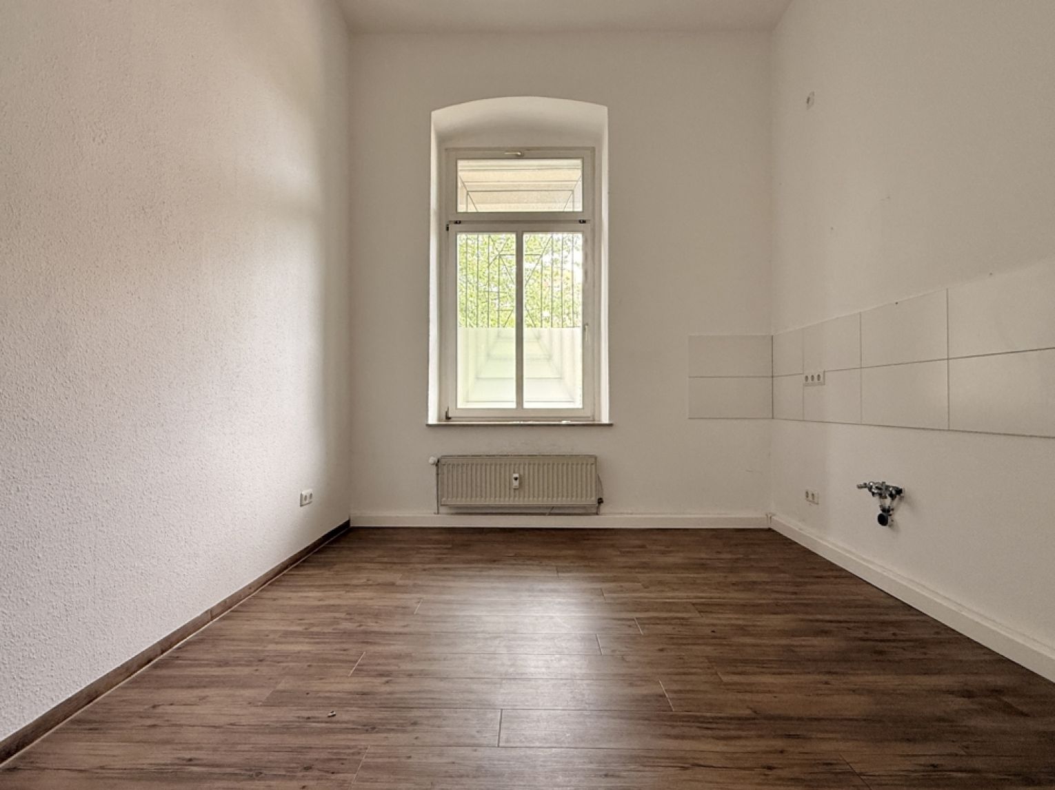 Tolles Ambiente • 5 Räume • Sanitäranlage mit Dusche • Stuck • Portaltüren • Kanzlei? • Büro?