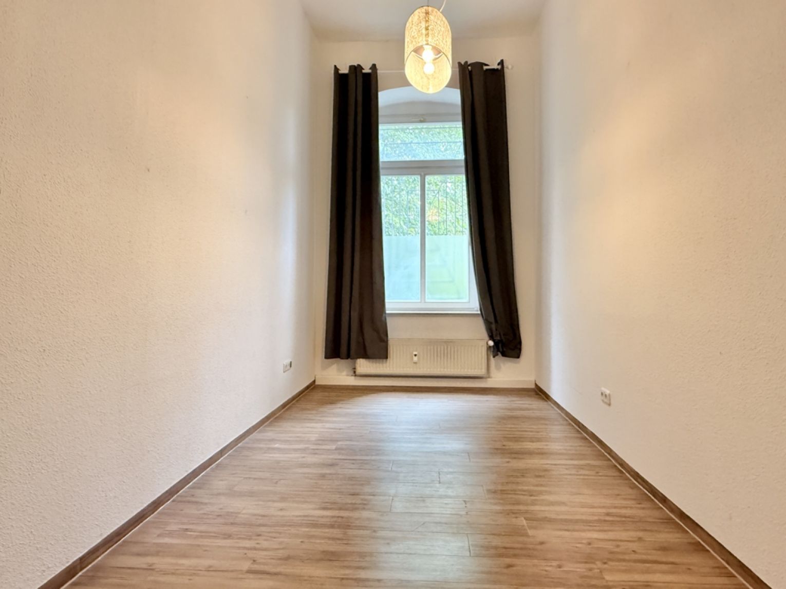 Tolles Ambiente • 5 Räume • Sanitäranlage mit Dusche • Stuck • Portaltüren • Kanzlei? • Büro?