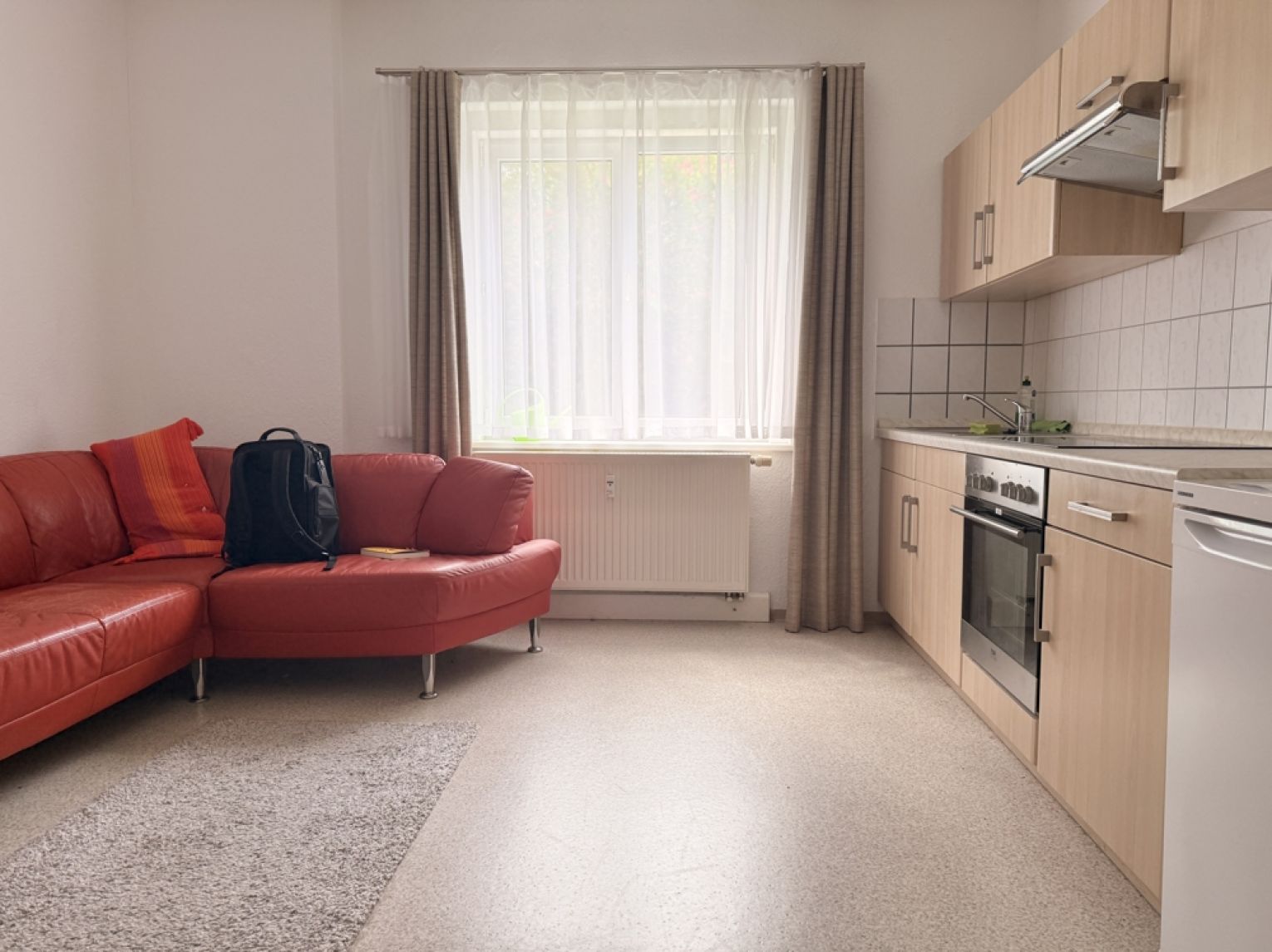1-Raum • Tageslichtbad mit Wanne • Einbauküche • Laminat • Sonnig • Stellplatz • Besichtigen?