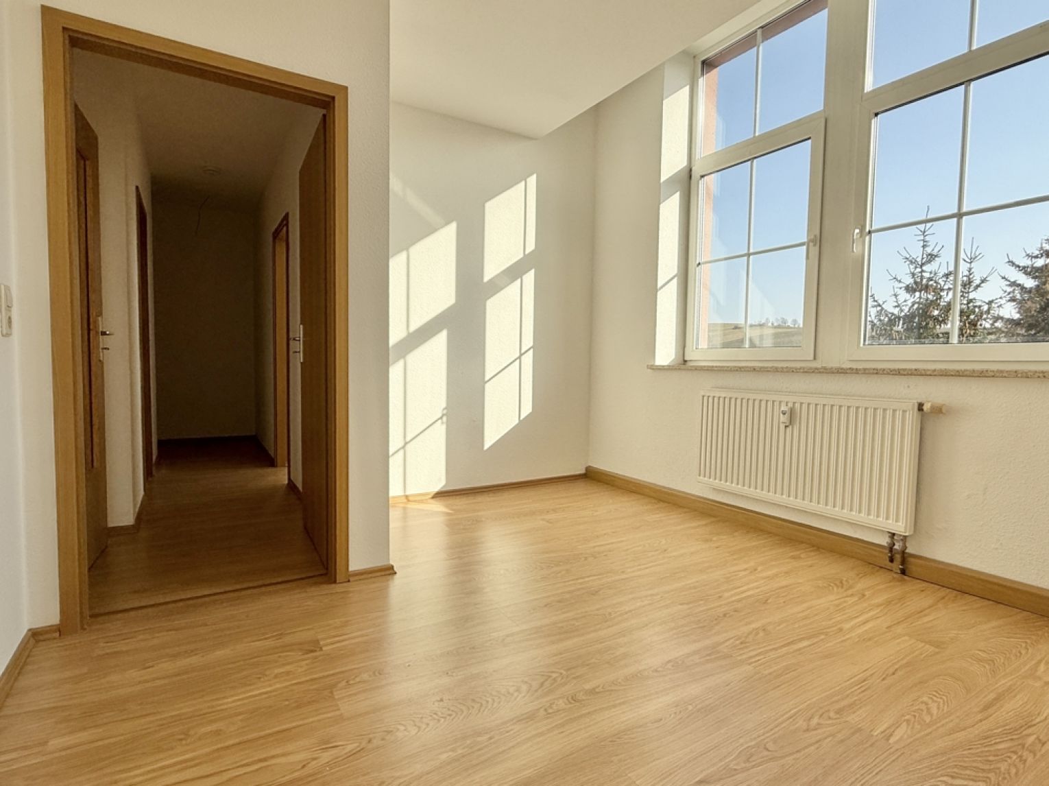 2 Zimmer • Balkon • ruhig gelegen • Laminat • Stellplatz • gleich mal anschauen !?