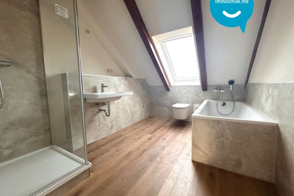 ERSTBEZUG • 4 Zimmer • Dachgeschoss-Wohnung • Balken und Schrägen • mit Carport • in Schönau