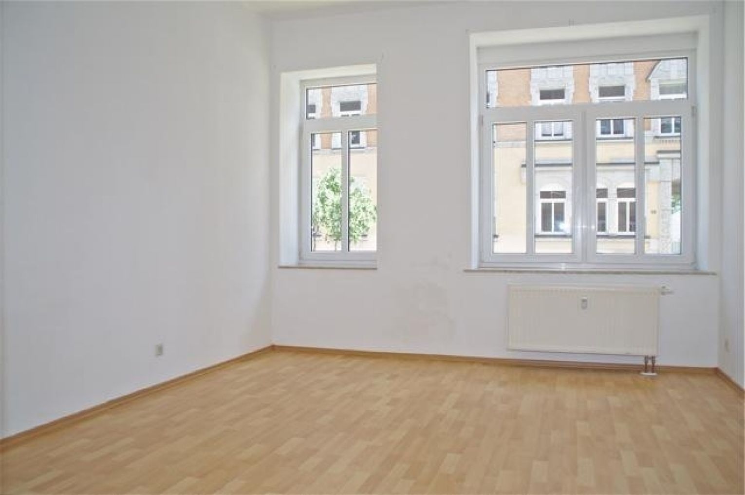 3 Zimmer • Einbauküche • Laminat • Grüner Innenhof • toller Grundriss • Hochparterre • ANSCHAUEN !?
